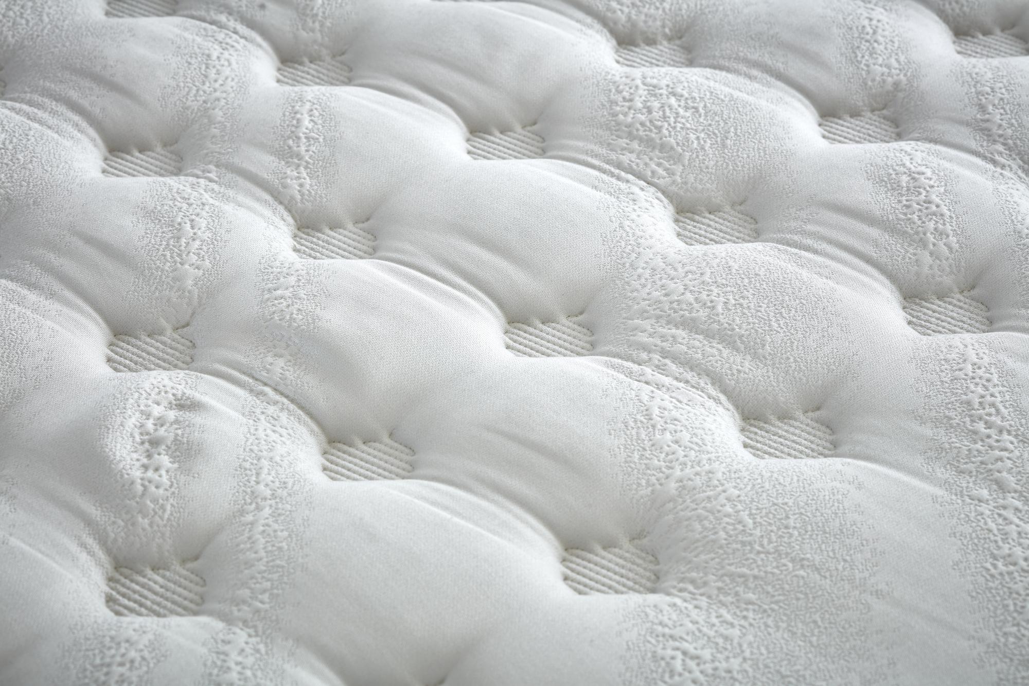 Nahaufnahme einer weißen Matratze auf einem Boxspringbett von SkyHome24.de, bekannt für günstige OEKO-TEX zertifizierte Produkte.