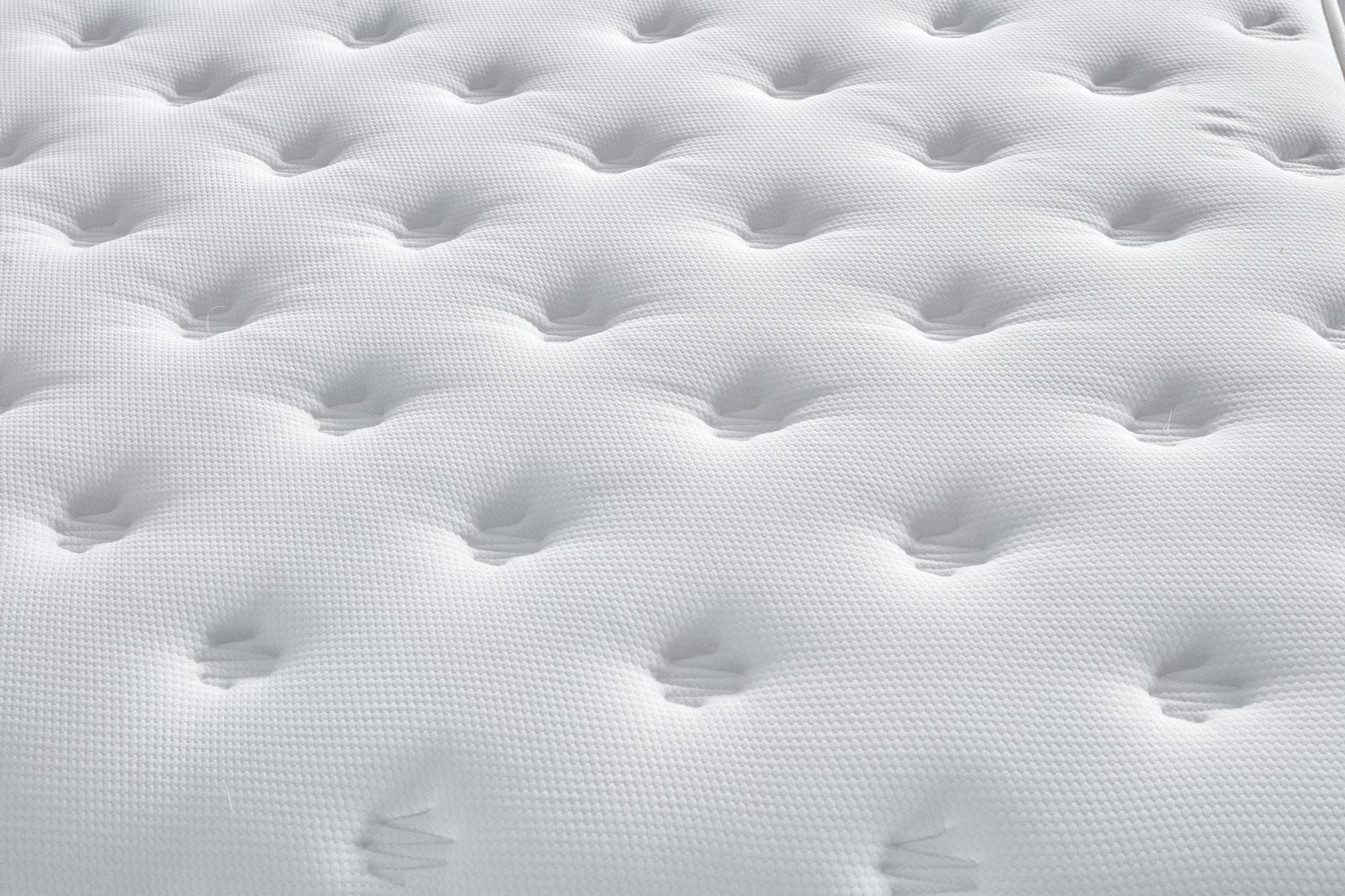 AdenBedd Matratze im Nahaufnahme, Teil der günstigen SkyHome24.de Boxspringbett-Kollektion, beeindruckt durch stilvolles Design und harmonische Schichten für ungestörten Schlaf.
