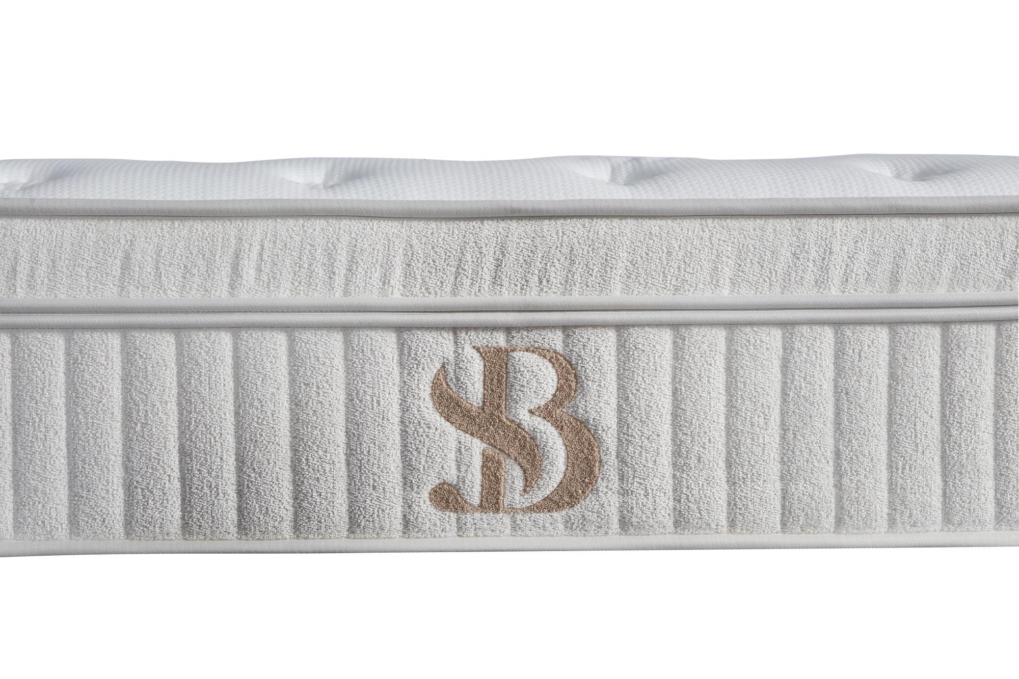 AdenBedd Matratze auf einem Boxspringbett, Teil der beliebten SkyBedd-Kollektion von SkyHome24.de, bietet günstigen Komfort und ungestörten Schlaf mit stilvollem Design.