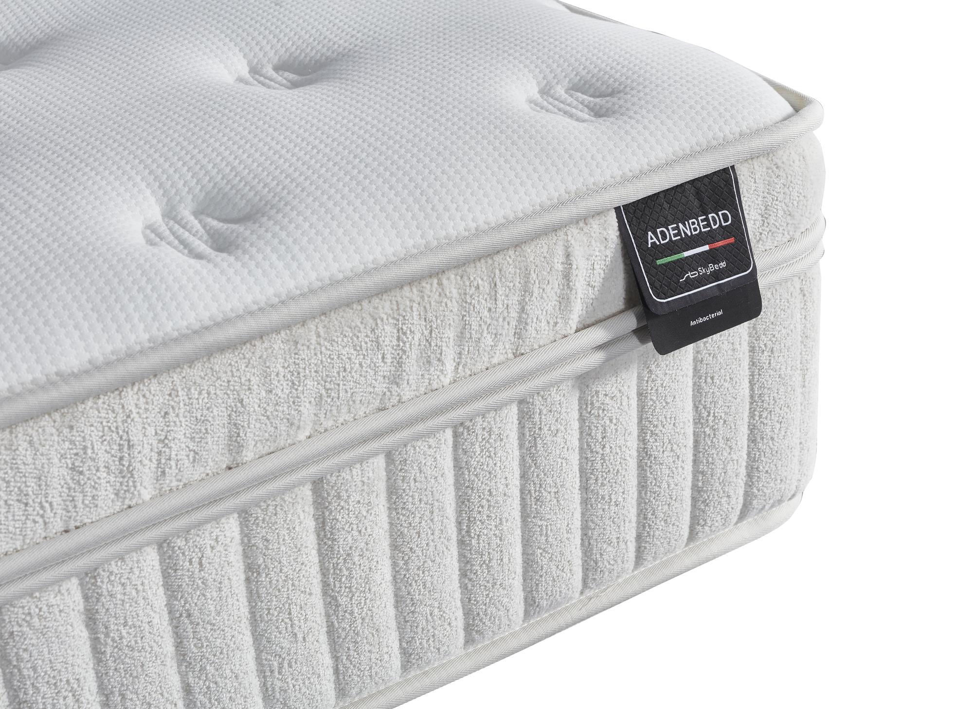 AdenBedd Matratze nahaufnahme, Teil der Natural-Serie von SkyHome24.de, bietet harmonischen Schlafkomfort, passend für dein günstiges Boxspringbett.