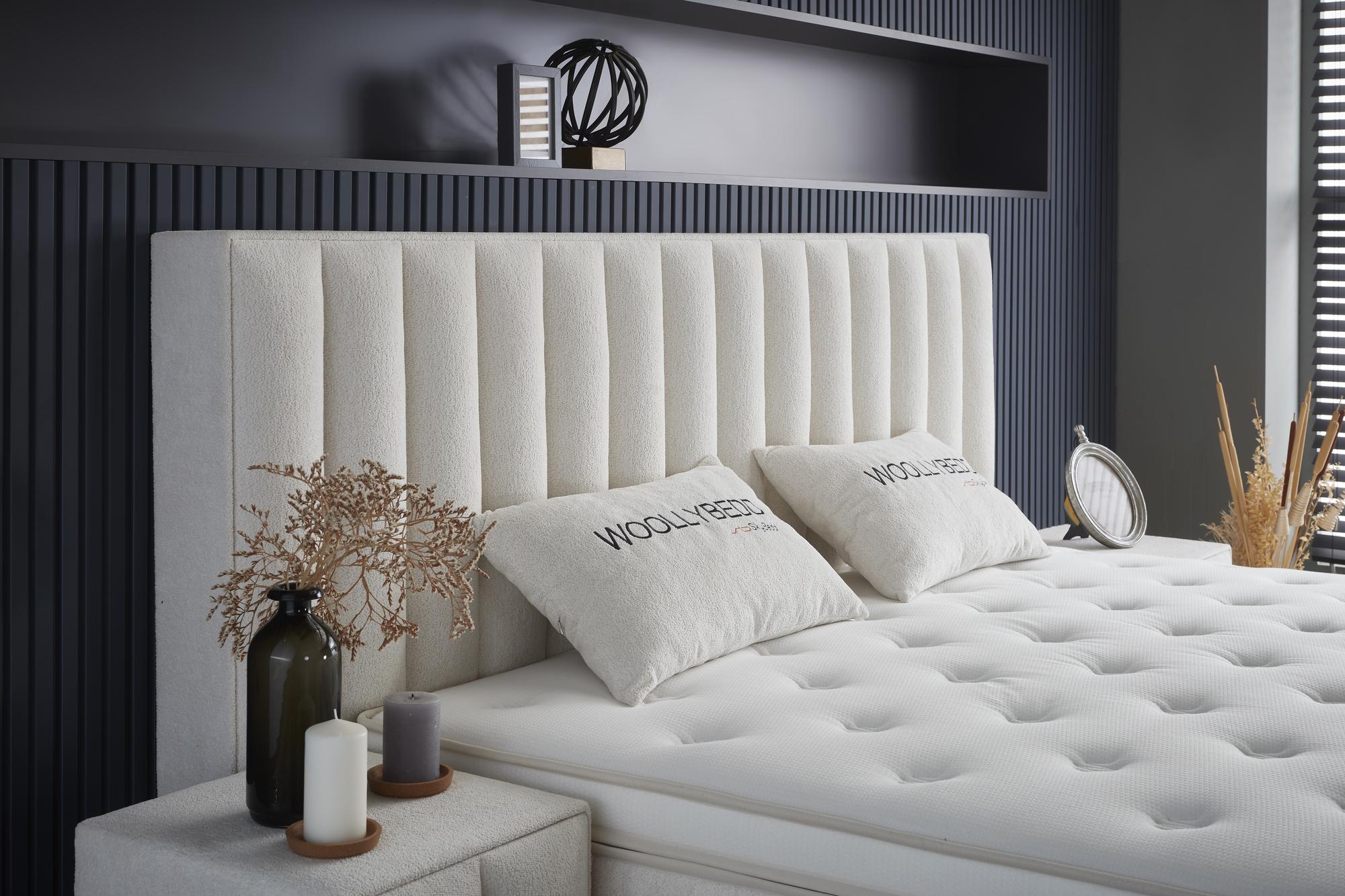Boxspringbett 'WoollyBedd' von SkyHome24.de, Nahaufnahme einer Matratze mit modernem Design, integriertem Stauraum und komfortabler Schlaftechnologie.