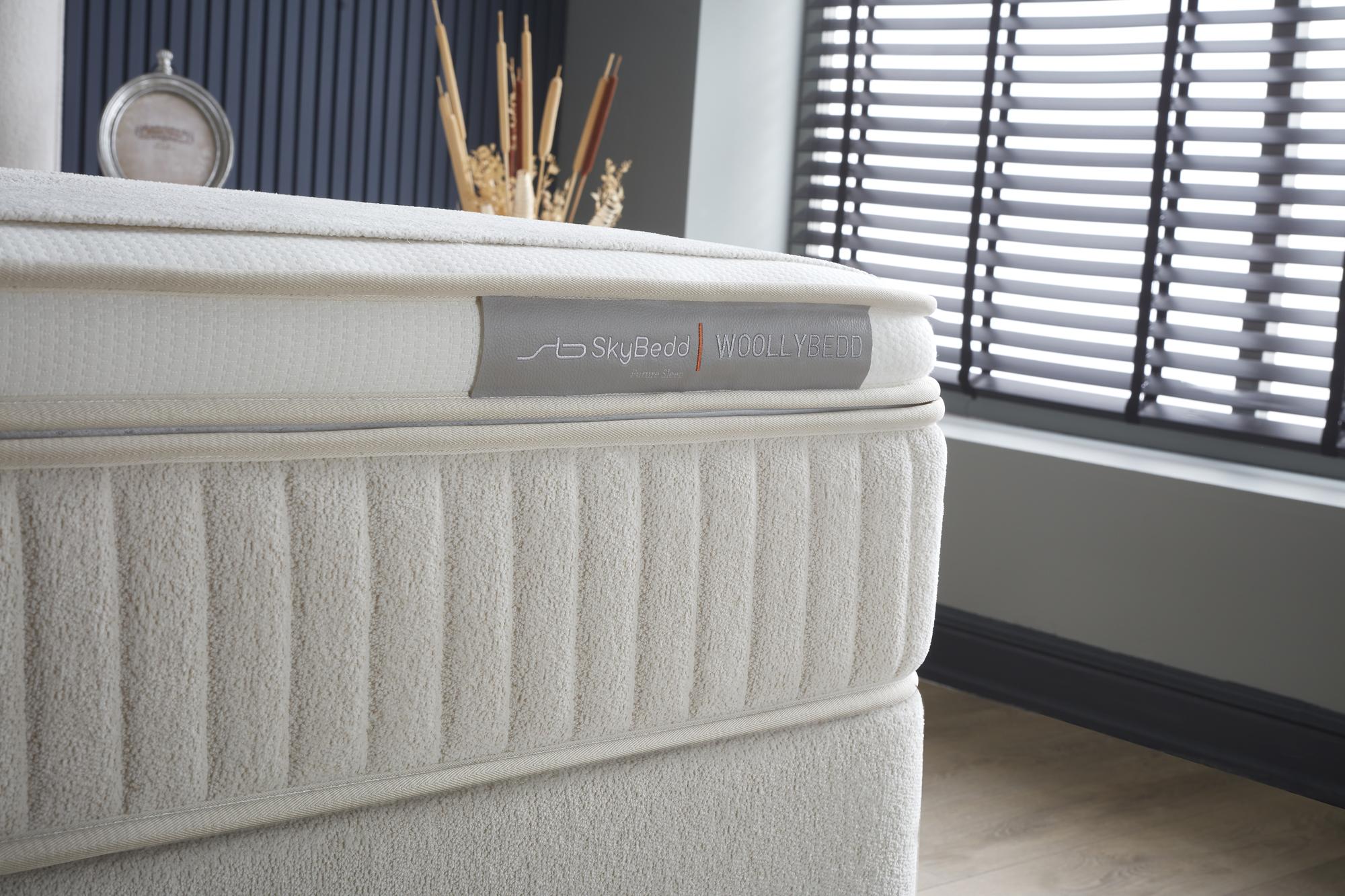 Boxspringbett 'WoollyBedd' von SkyHome24.de, stapelbare weiße Matratzen, integriertem Stauraum, günstig, erinnert an warmen Kindheitsschlaf, moderne Hybridmatratze mit Pro Balance-Technologie.