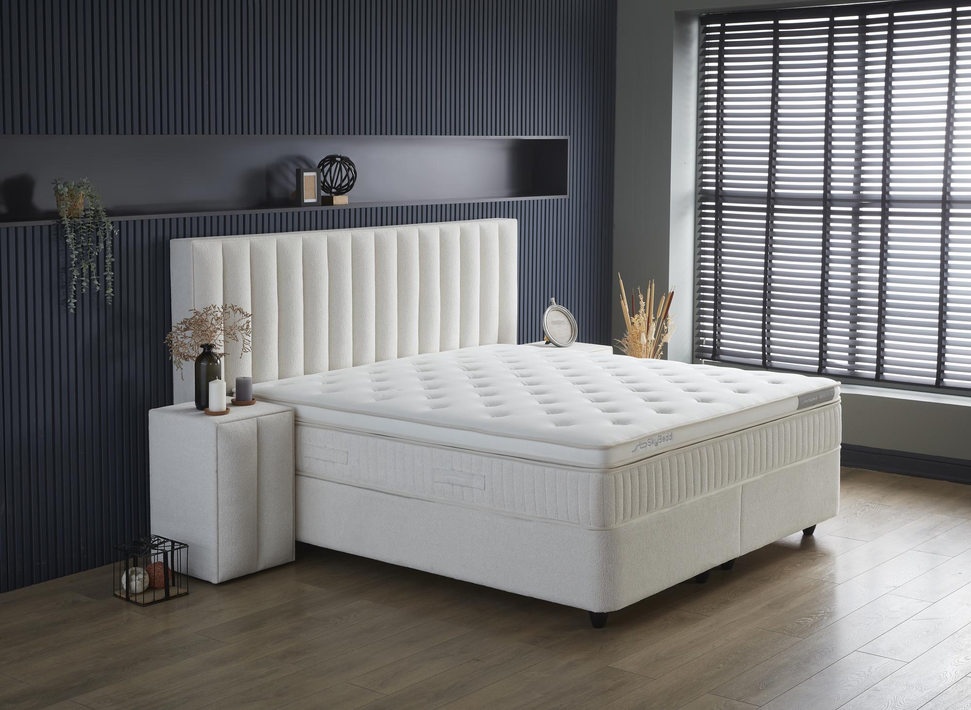 Boxspringbett 'WoollyBedd' mit Stauraum und Matratze, modern und funktional, erhältlich bei SkyHome24.de zu günstigen Preisen.