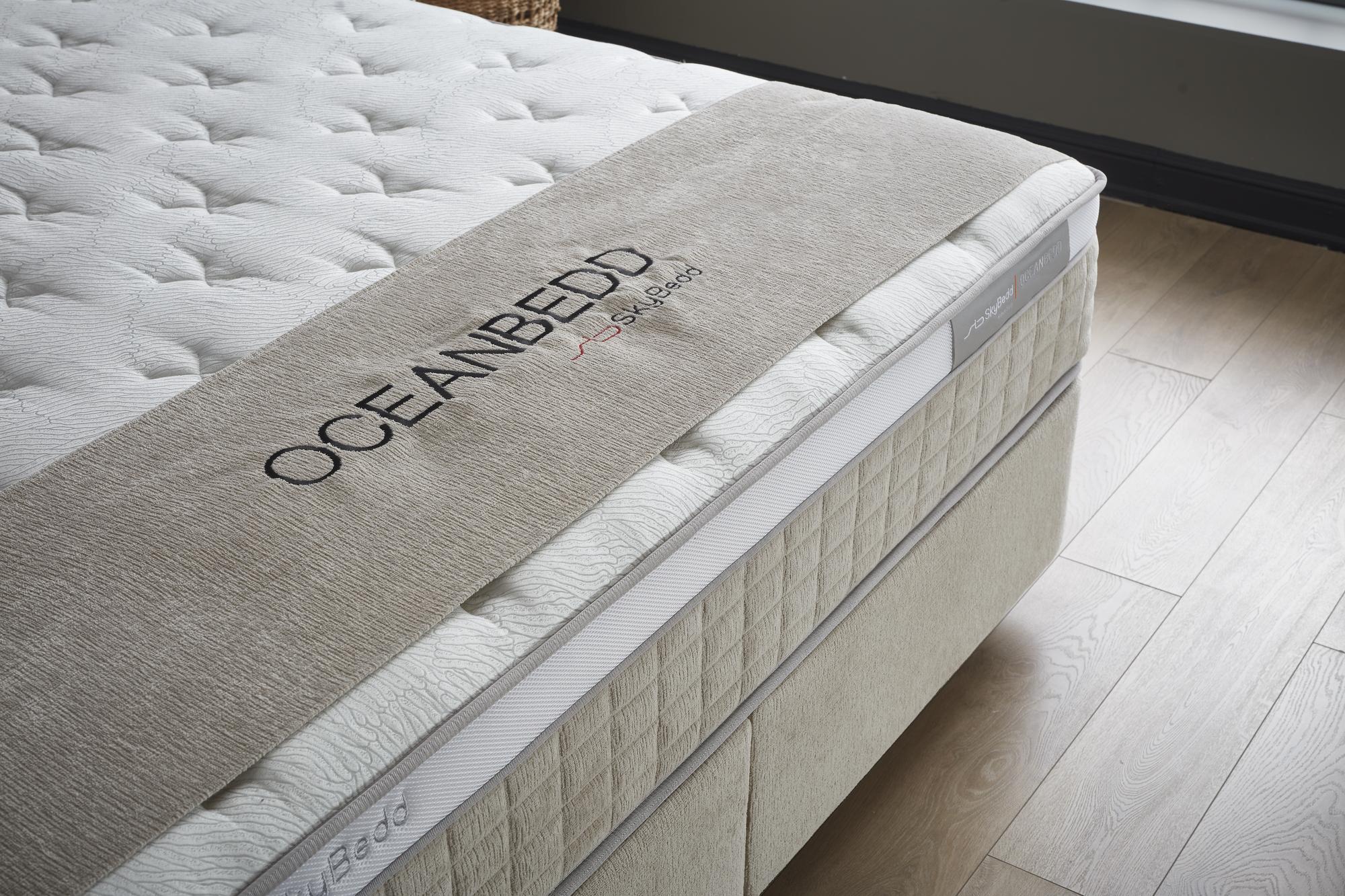 OceanBedd Matratze auf einem Boxspringbett, Nahaufnahme zeigt innovative Gewebestruktur für optimale Luftzirkulation und Feuchtigkeitsmanagement, erhältlich günstig bei SkyHome24.de.