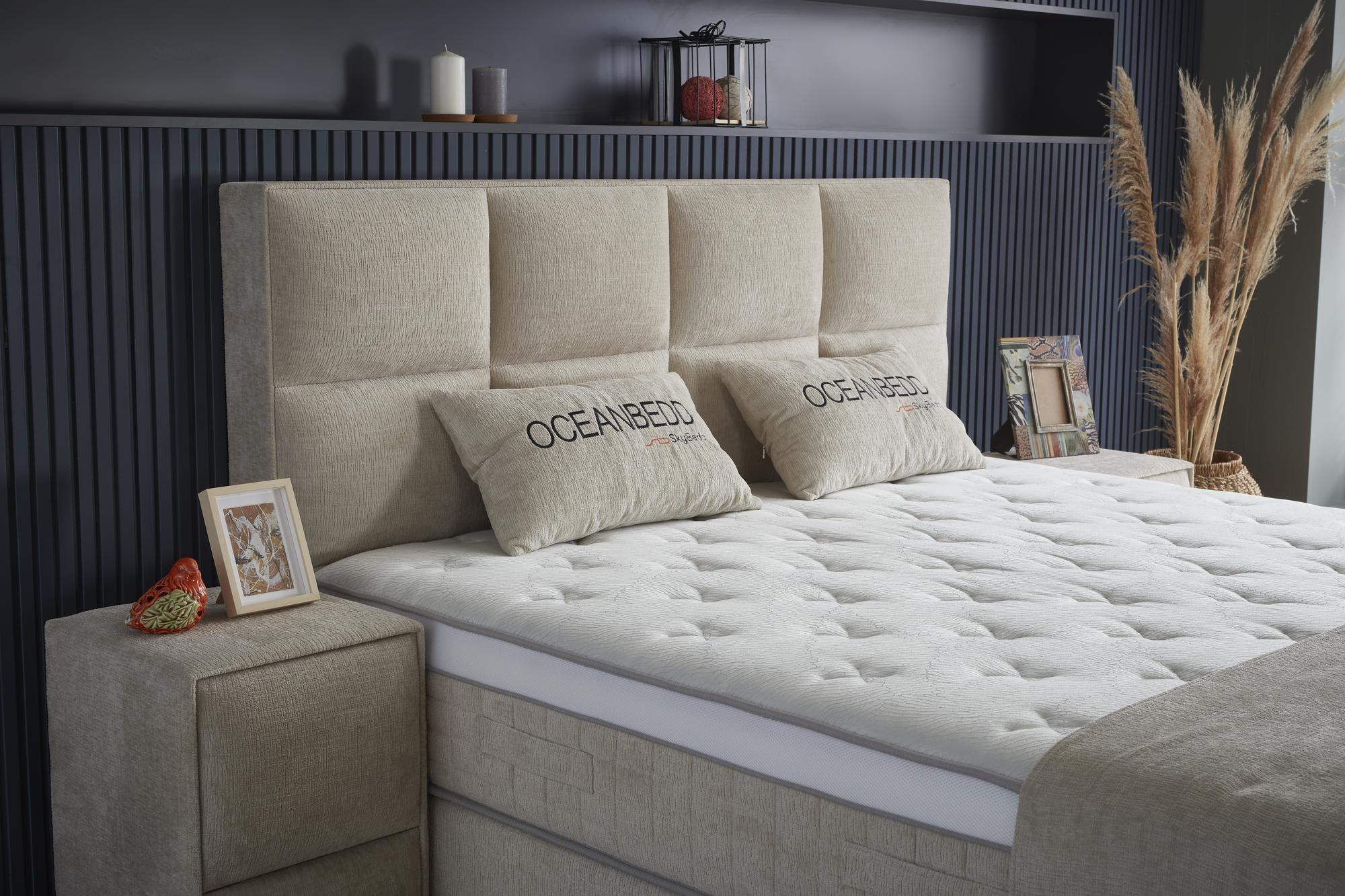 Nahaufnahme der OceanBedd Matratze auf einem Boxspringbett bei SkyHome24.de, die mit hochwertigen, atmungsaktiven Stoffen Feuchtigkeit reduziert und ein günstiges Schlafklima bietet.