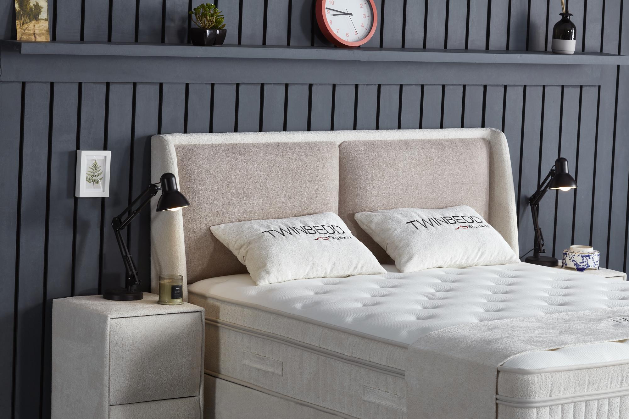 Boxspringbett 'TwinBedd' von SkyBedd mit integrierter Matratze, stilvollem Design und Stauraum, präsentiert von SkyHome24.de für günstige, moderne Schlafzimmerlösungen.
