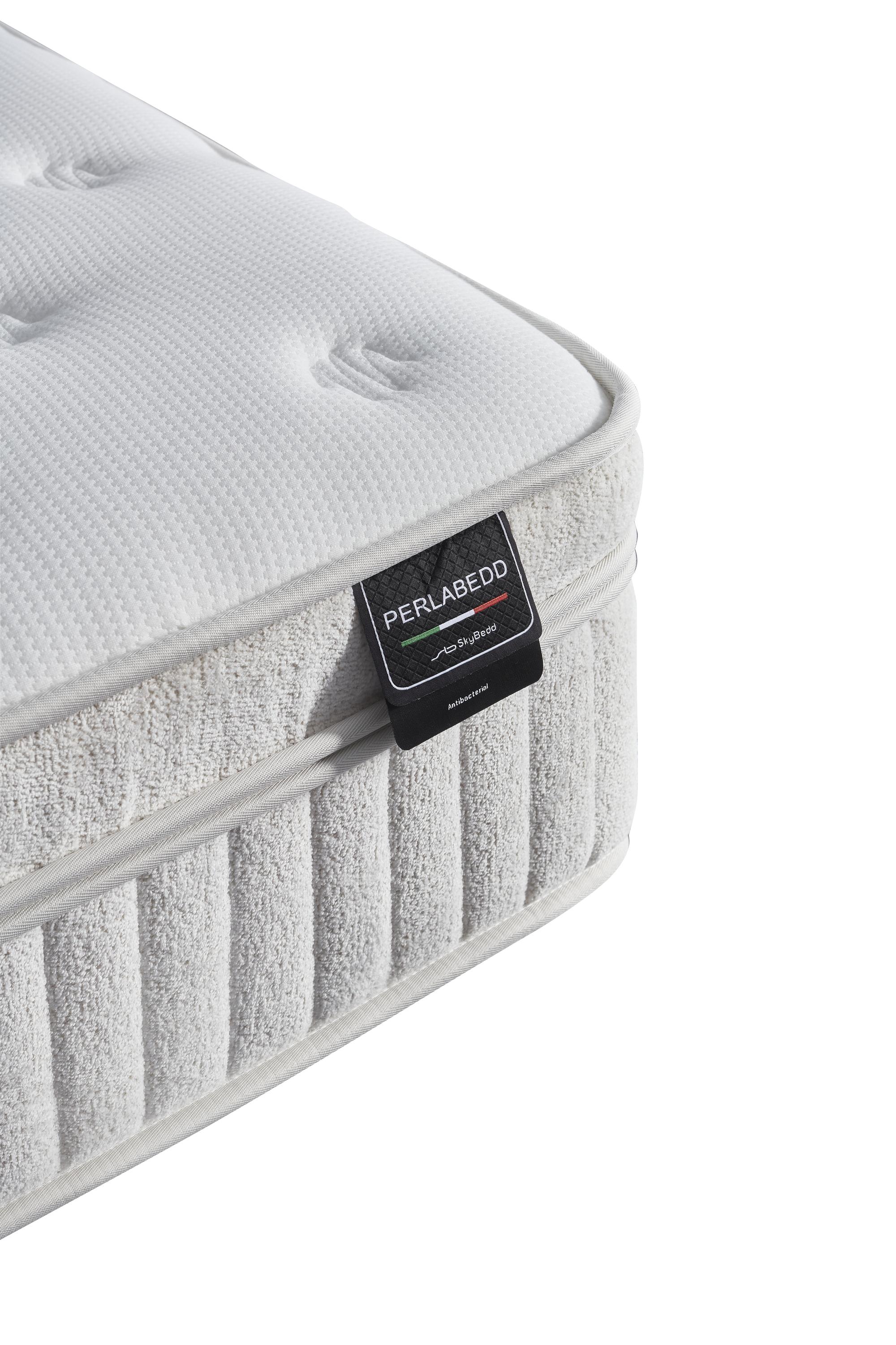 PerlaBedd Matratze: Detailaufnahme der Oberfläche. Perfekt für Boxspringbetten, erhältlich bei SkyHome24.de zu günstigen Preisen.