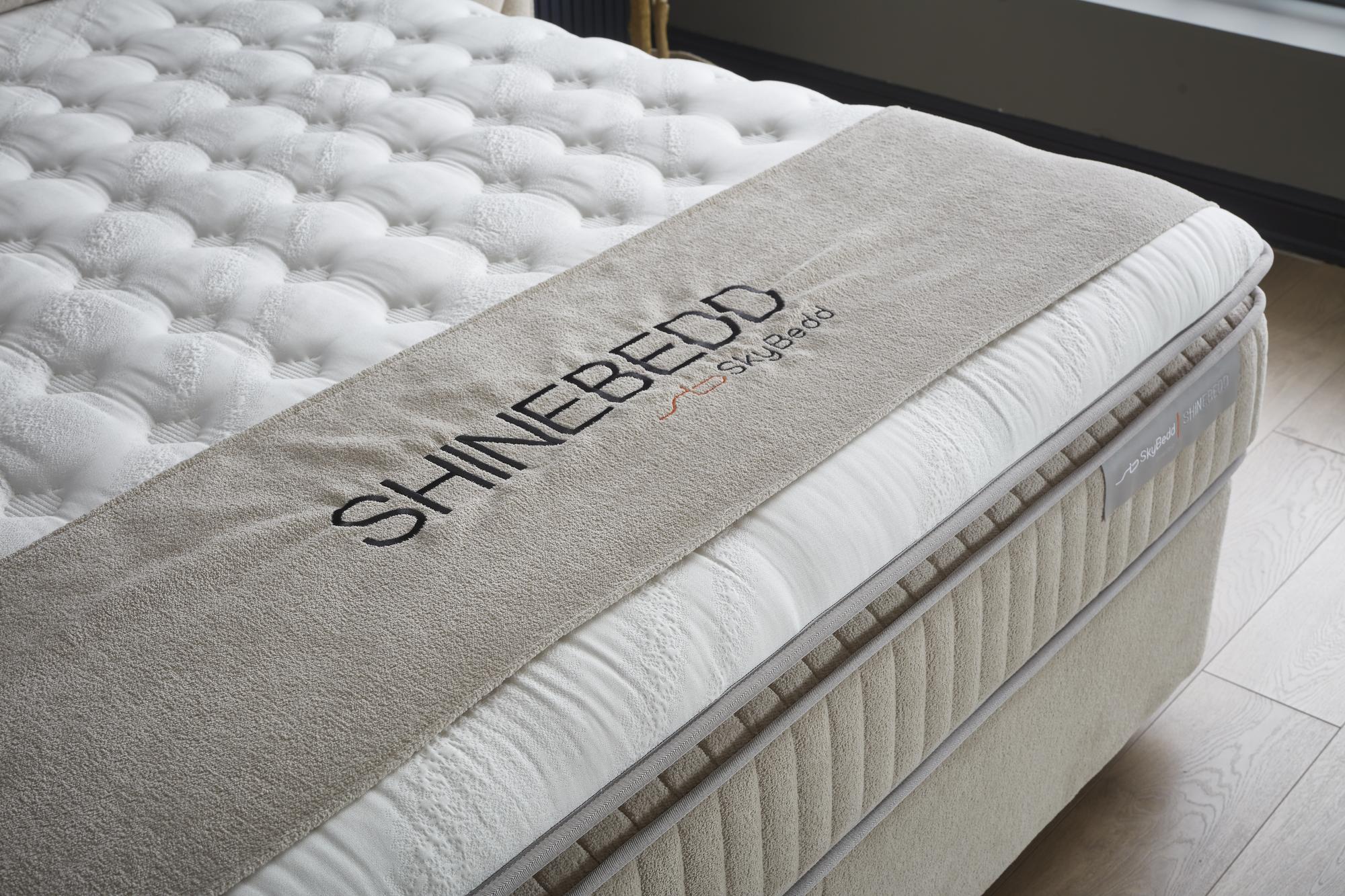 Boxspringbett 'ShineBedd' mit weicher, orthopädischer Matratze und integriertem Stauraum. Hochwertige Materialien, ideal für günstigen Schlafkomfort bei SkyHome24.de.