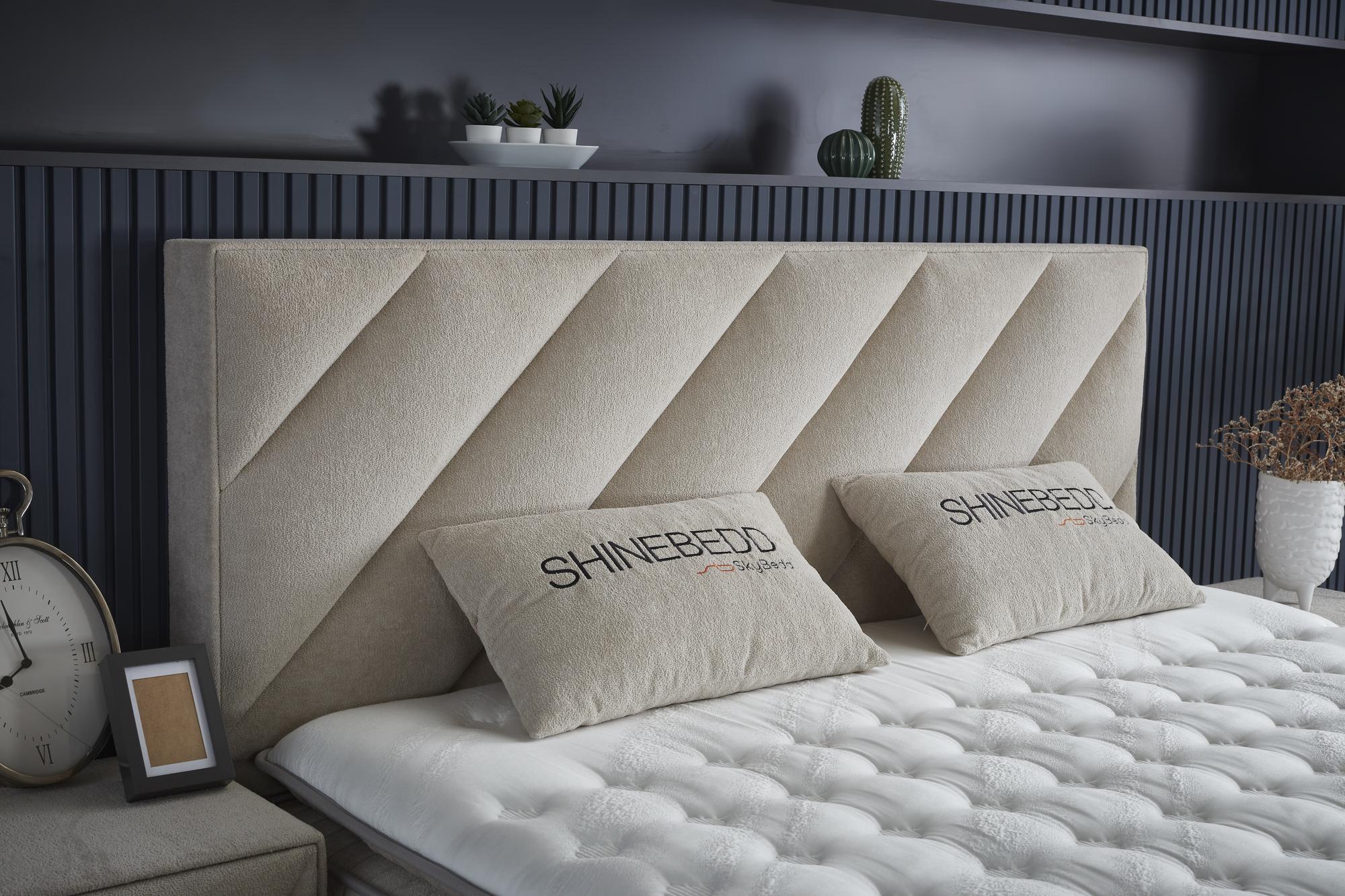 Boxspringbett 'ShineBedd' von SkyHome24.de, günstig mit orthopädischer Matratze und Stauraum, umgeben von weichem Stoff, perfektioniert für erholsamen Schlaf.