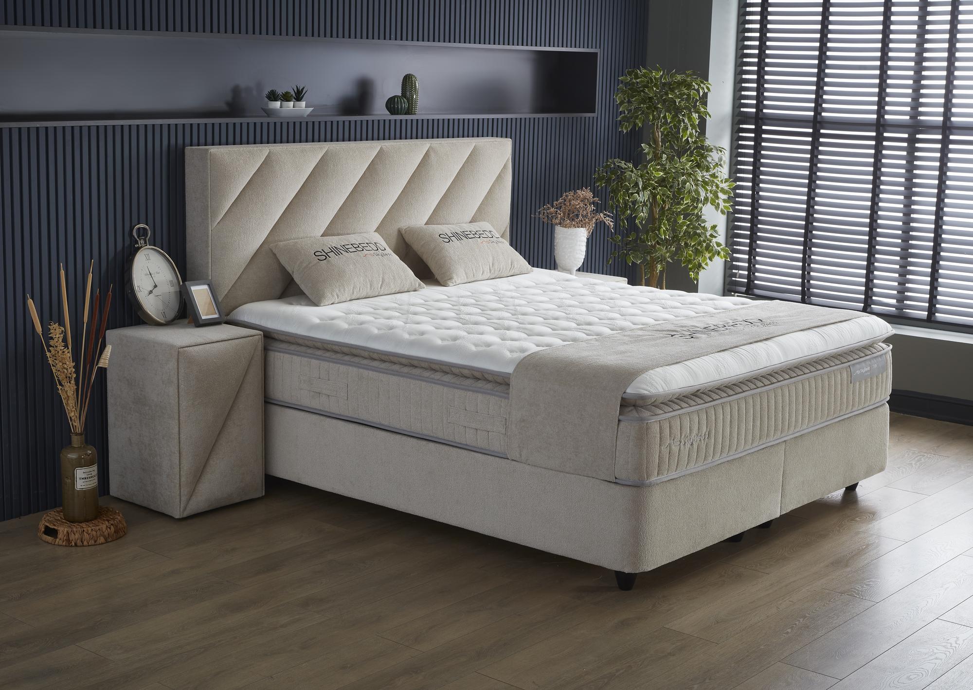 Boxspringbett 'ShineBedd' von SkyHome24.de mit integrierter Stauraummatratze und weicher Oberfläche für günstigen, komfortablen Schlaf, ideal für moderne Innenräume.