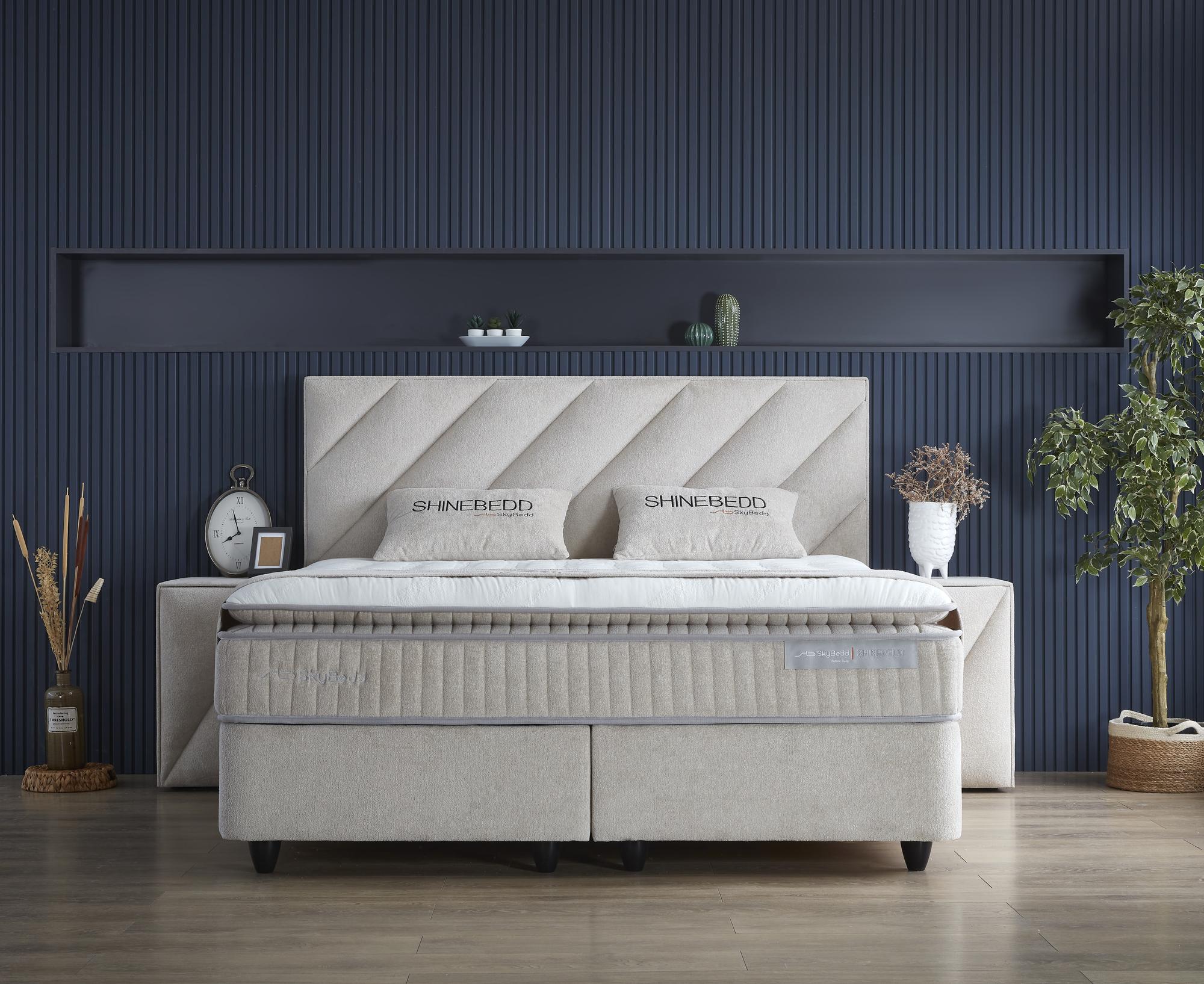 Boxspringbett 'ShineBedd' von SkyHome24.de mit weicher Matratze und integriertem Stauraum, ideal für komfortablen Schlaf und günstige Einrichtungslösungen.