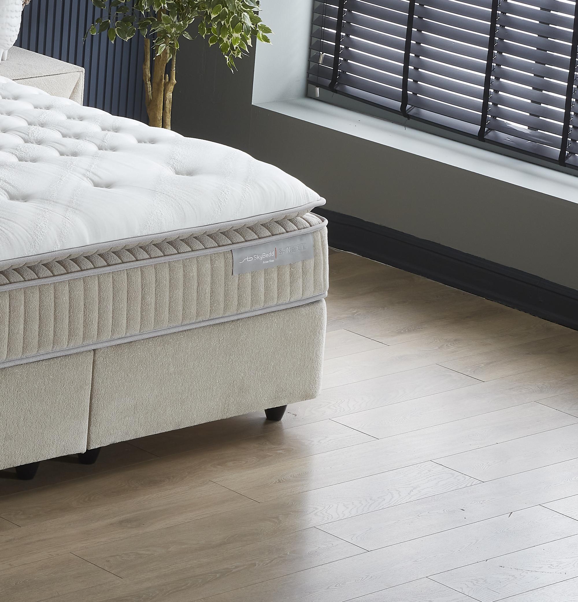Boxspringbett 'ShineBedd' von SkyHome24.de mit integrierter Stauraumfunktion und weicher Matratze, ideal für komfortablen Schlaf zu günstigen Preisen.
