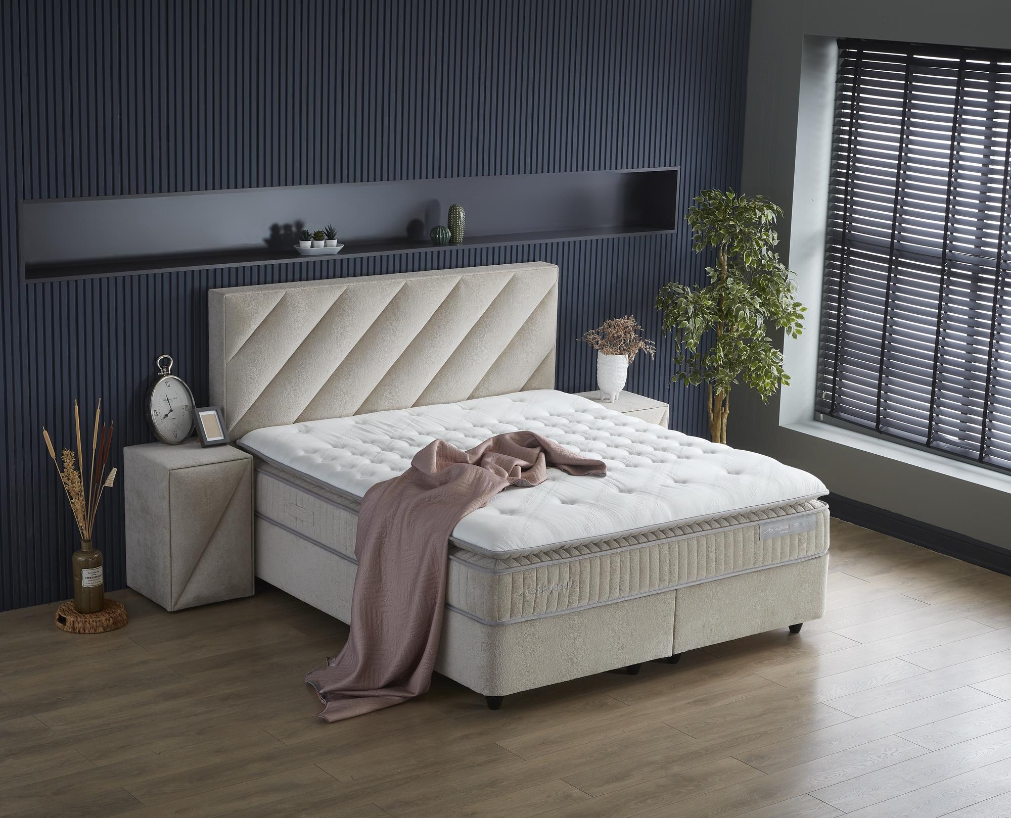 Boxspringbett 'ShineBedd' von SkyHome24.de mit integriertem Stauraum, weicher Matratze und gepolstertem Kopfteil für erschwinglichen Komfort und Stil.