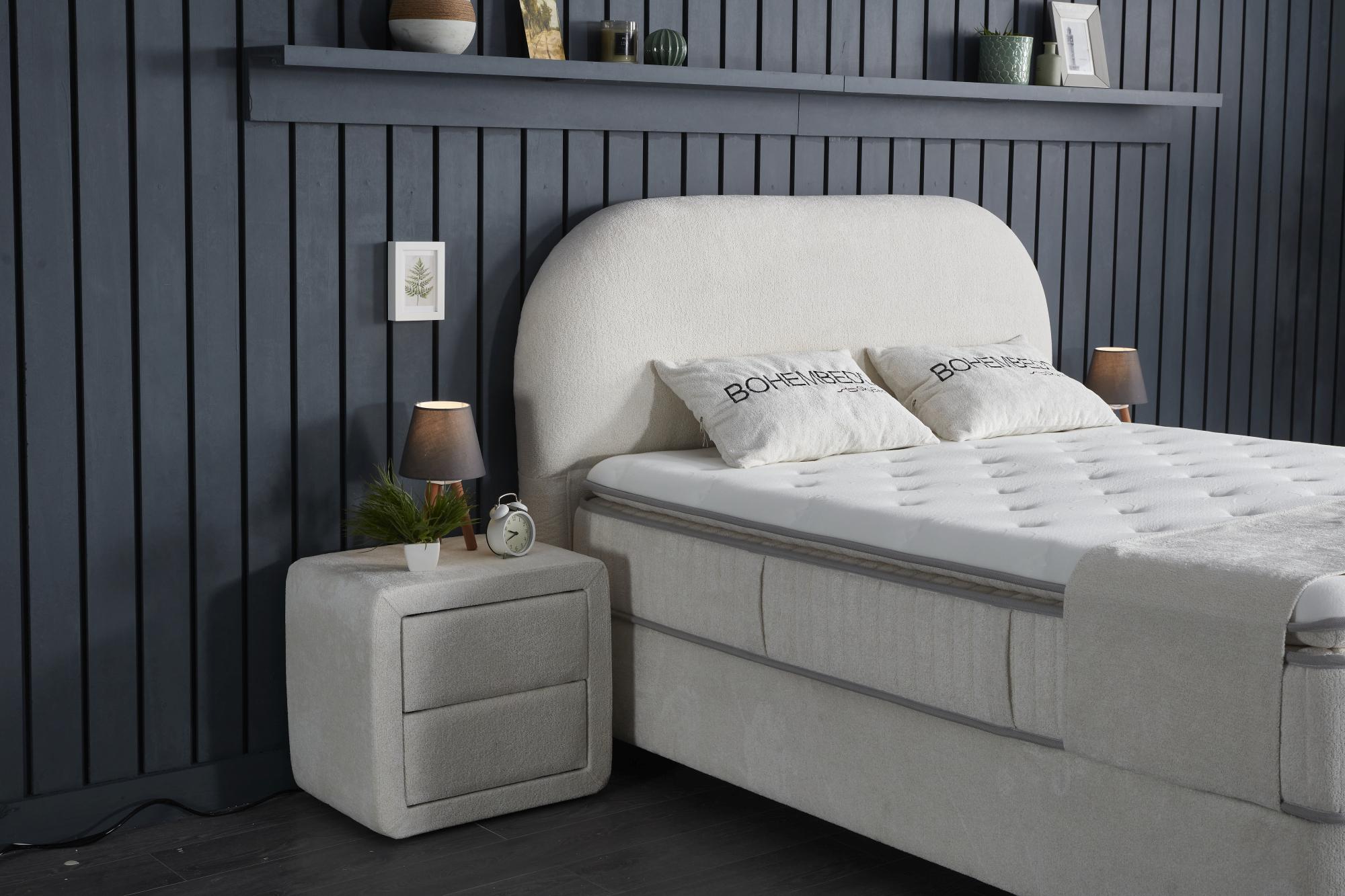 Boxspringbett 'BohemBedd' von SkyHome24.de mit Matratze und integriertem Stauraum, ergänzt durch weiche Polsterung und stabilisierende Anti-Rutsch-Technologie, für günstigen Komfort.