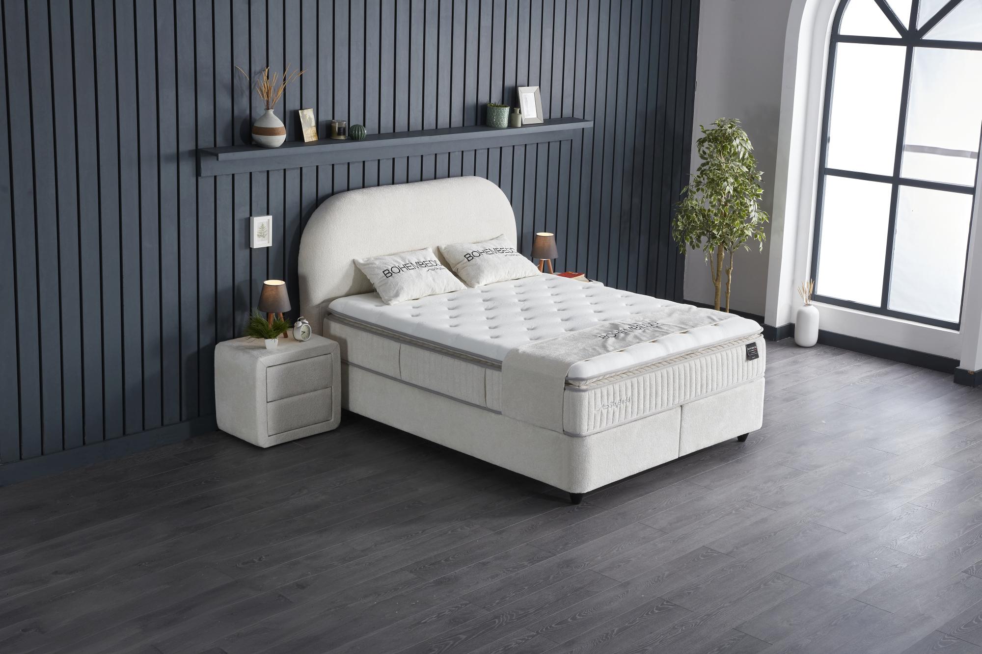 Boxspringbett 'BohemBedd' mit Stauraum, Matratze und Kissen, hervorgehoben in einem stilvollen Interieur von SkyHome24.de, bekannt für günstige Boxspringbetten.