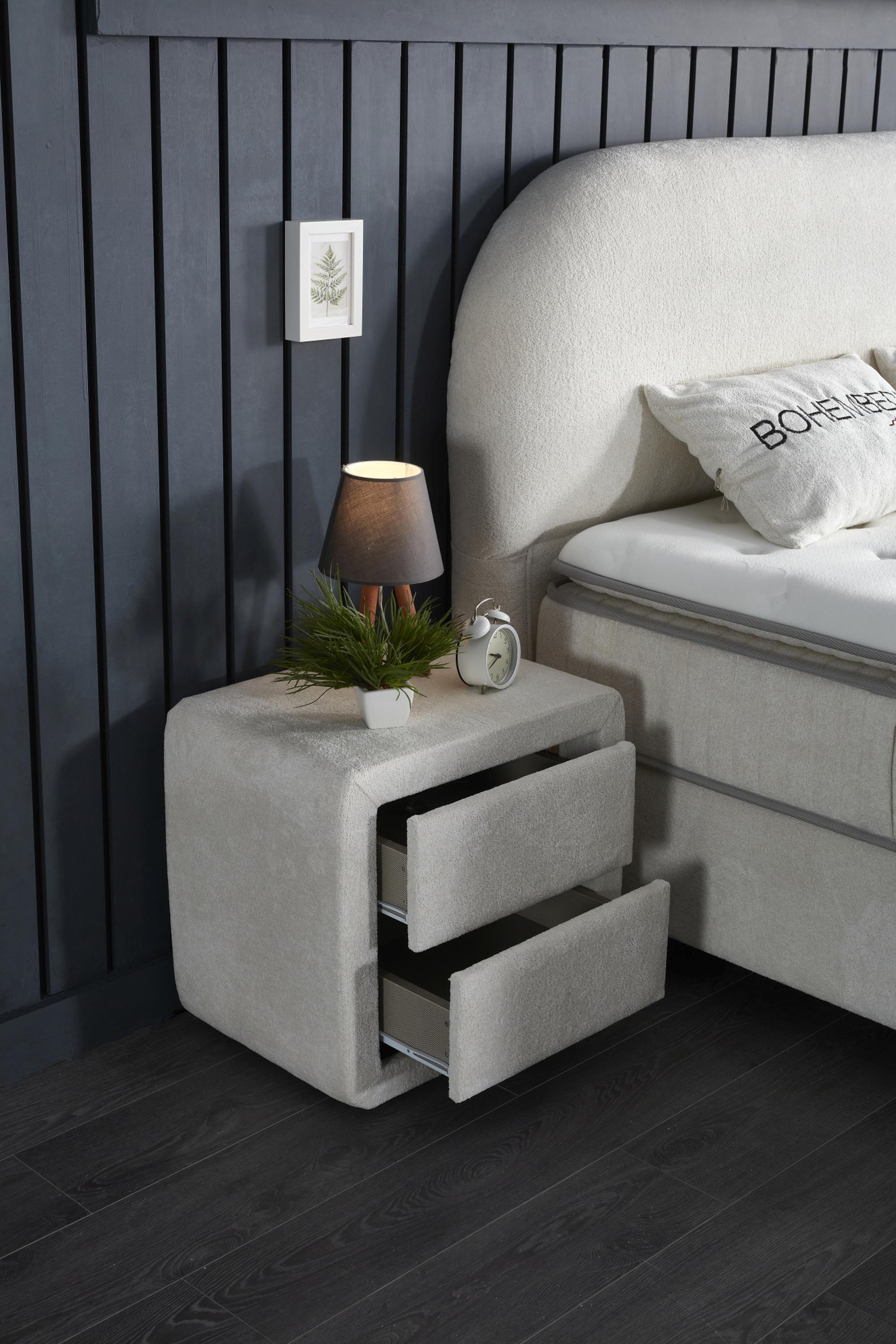 Boxspringbett 'BohemBedd' mit Matratze und Stauraum, ideal für günstige Komfortlösungen von SkyHome24.de, abgebildet mit Nachttisch und Kissen.
