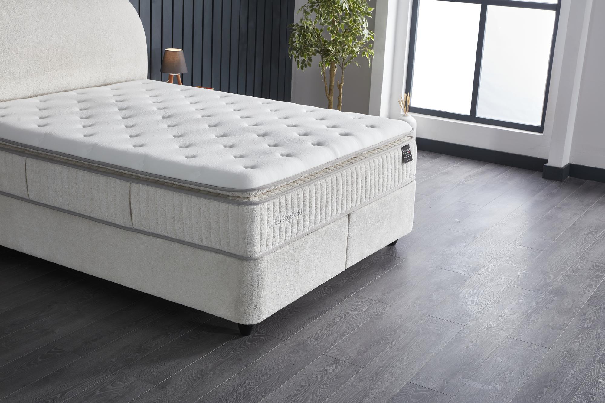 Boxspringbett 'BohemBedd' mit Matratze und Stauraum, präsentiert in einem stilvollen Raum. Hochwertige Verarbeitung und Komfort von SkyHome24.de, optimal für preisbewusste Käufer.