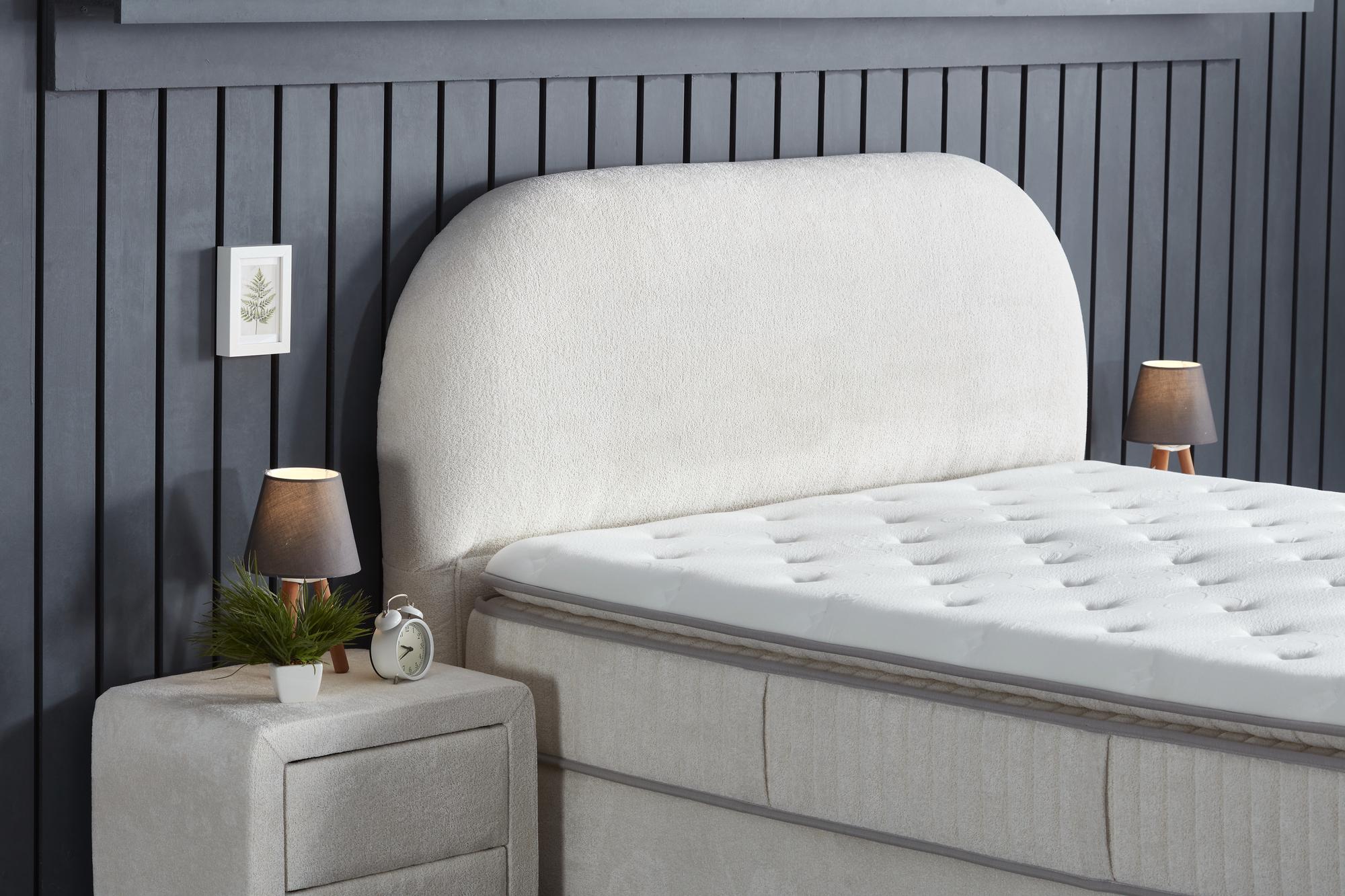 Boxspringbett BohemBedd mit Matratze und Stauraum, abgebildet mit Wecker und Lampe. Erhältlich bei SkyHome24.de zu günstigen Preisen.