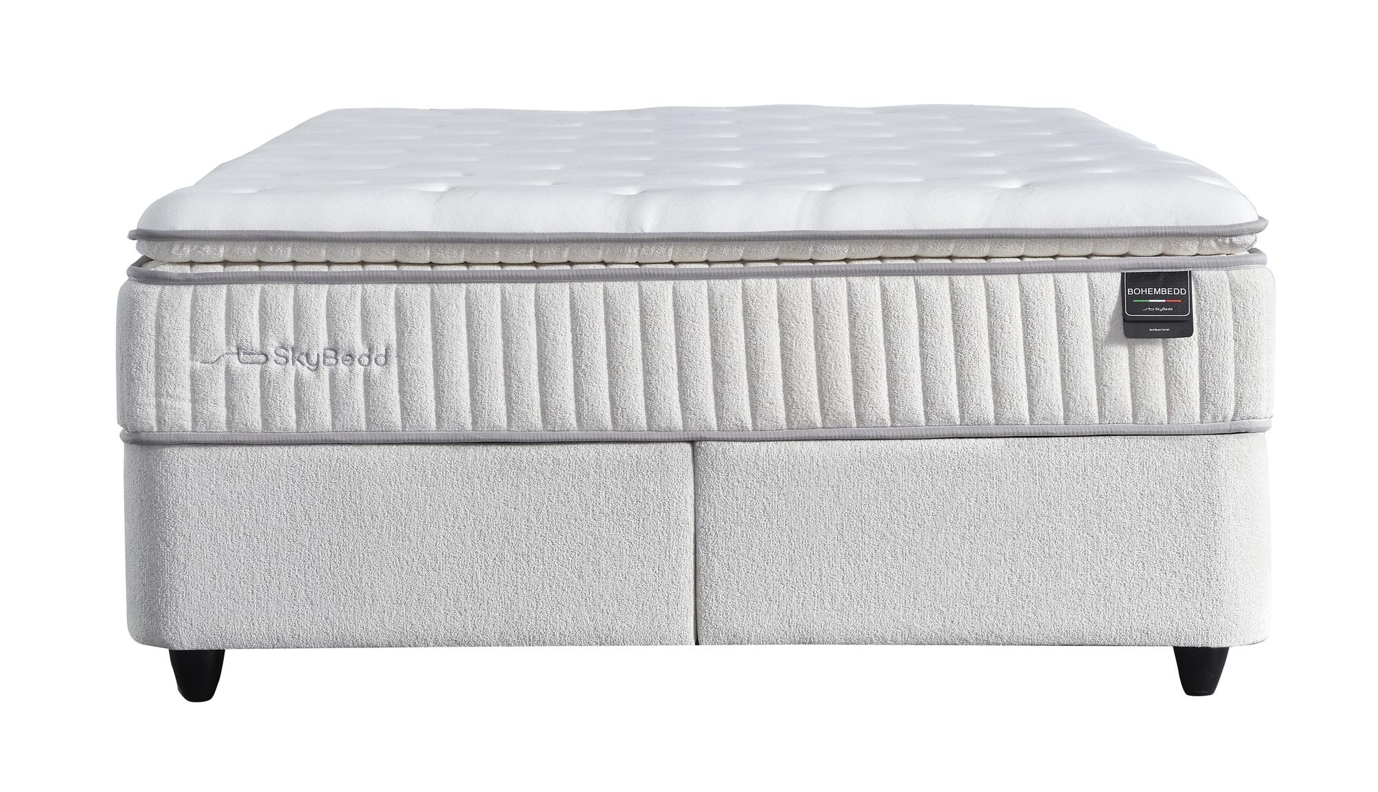 BohemBedd Matratze: Nahaufnahme einer Hybridmatratze mit weicher Polsterung und Anti-Rutsch-Stoff, passend für Boxspringbetten von SkyHome24.de.