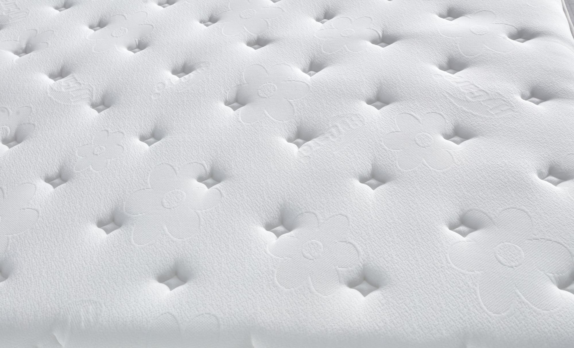 Nahaufnahme der BohemBedd Matratze von SkyHome24.de, mit weicher Polsterung und orthopädischer Unterstützung, ideal für Boxspringbetten.