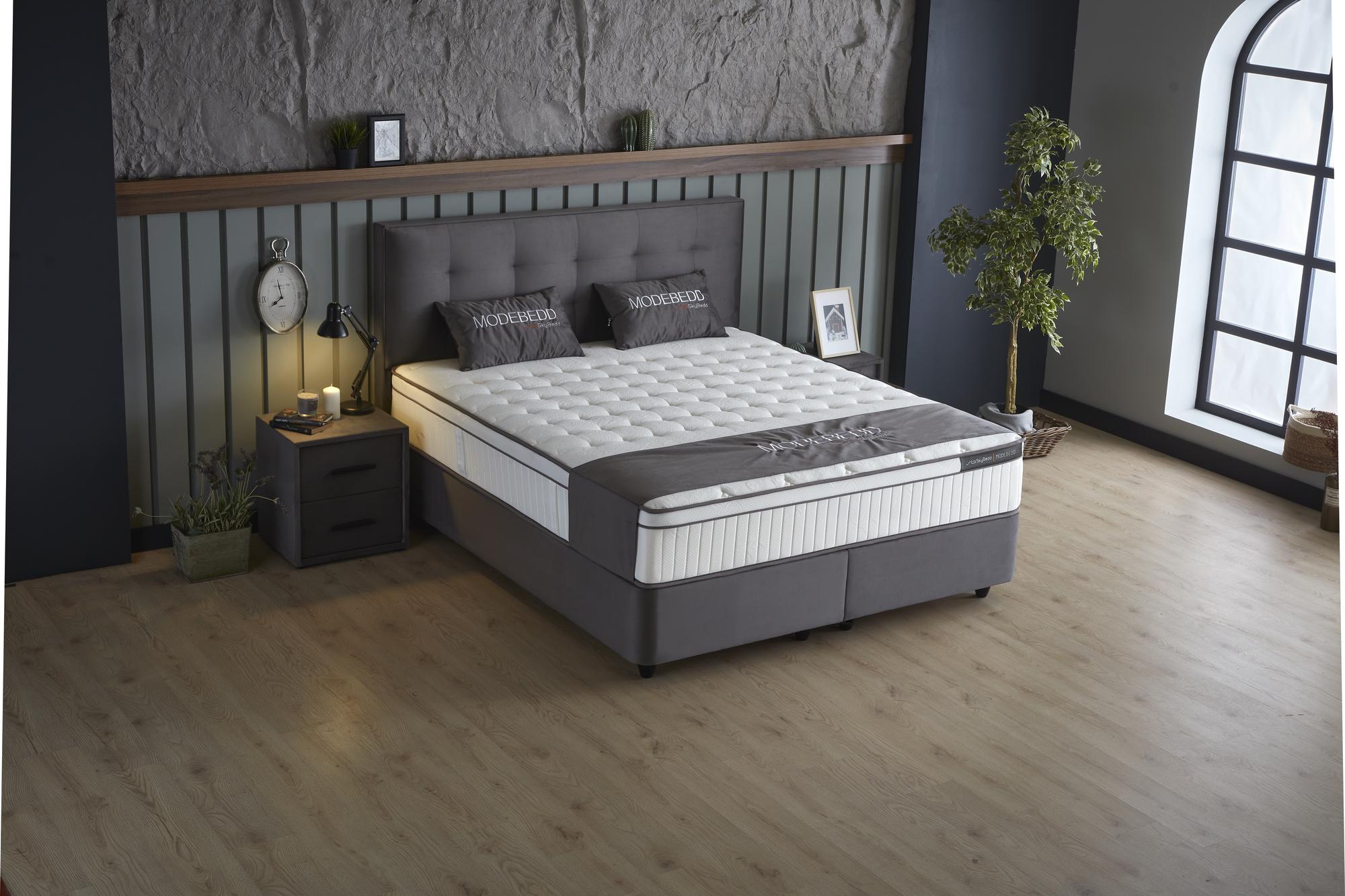 Boxspringbett 'ModeBedd' SkyBedd in Grau/Anthrazit mit ergonomischer Matratze und integriertem Stauraum, präsentiert innovative Federtechnologie und modernen Komfort, ideal für stressfreies Entspannen.