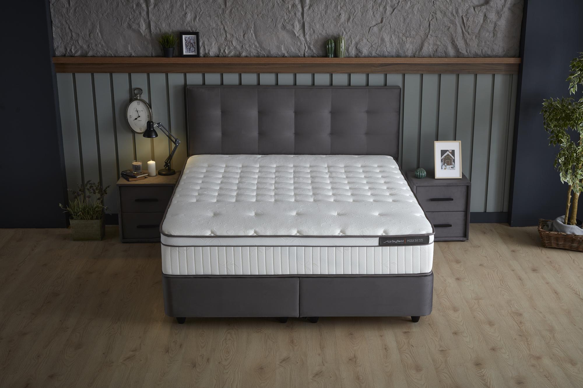 Boxspringbett 'ModeBedd' SkyBedd mit ergonomischer Matratze und integriertem Stauraum, präsentiert moderne Linien und High-Tech-Features.