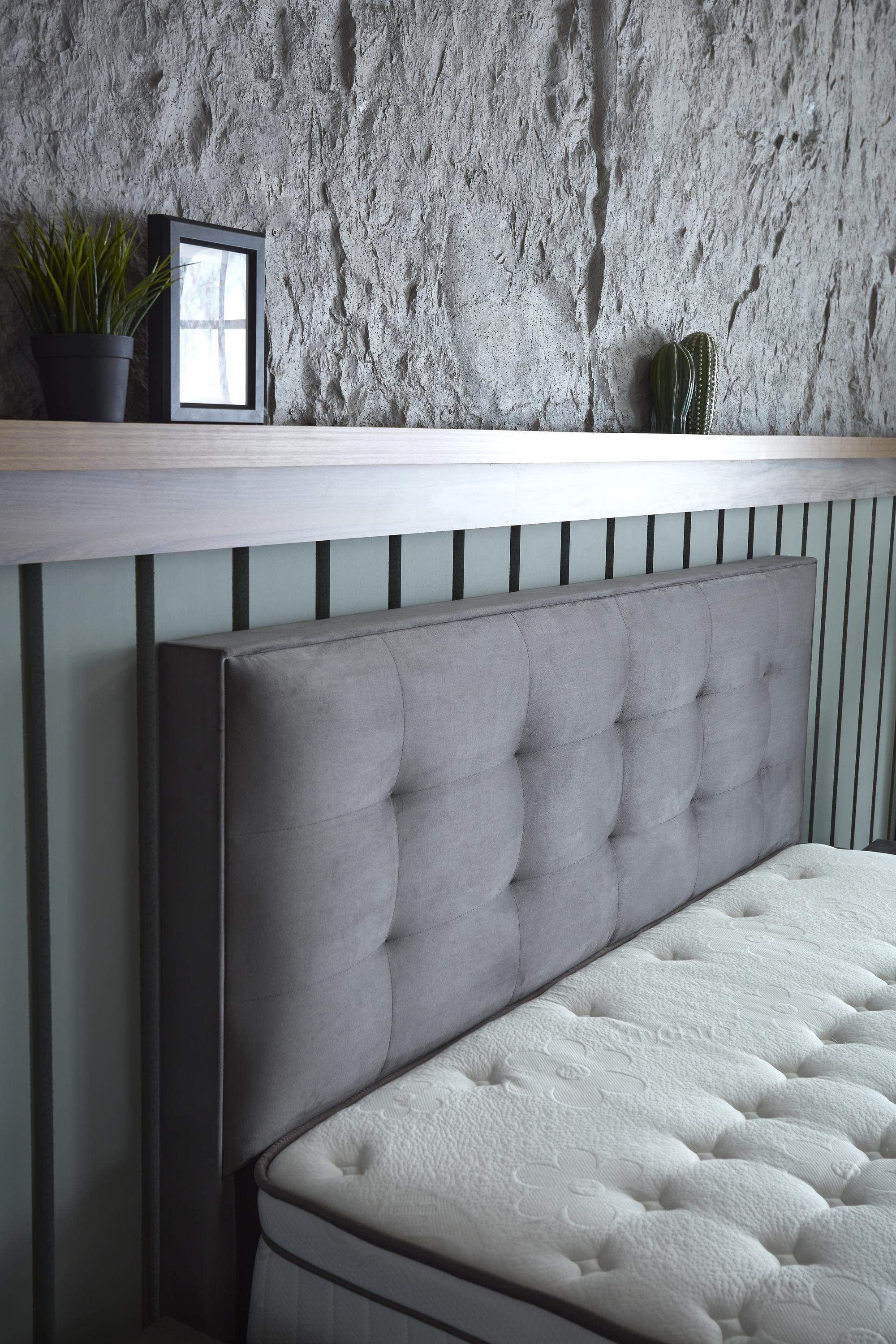 ModeBedd SkyBedd Boxspringbett mit ergonomischer Matratze und integriertem Stauraum, präsentiert auf einem stilvollen Bettgestell. Ideal für stressfreies Schlafen.