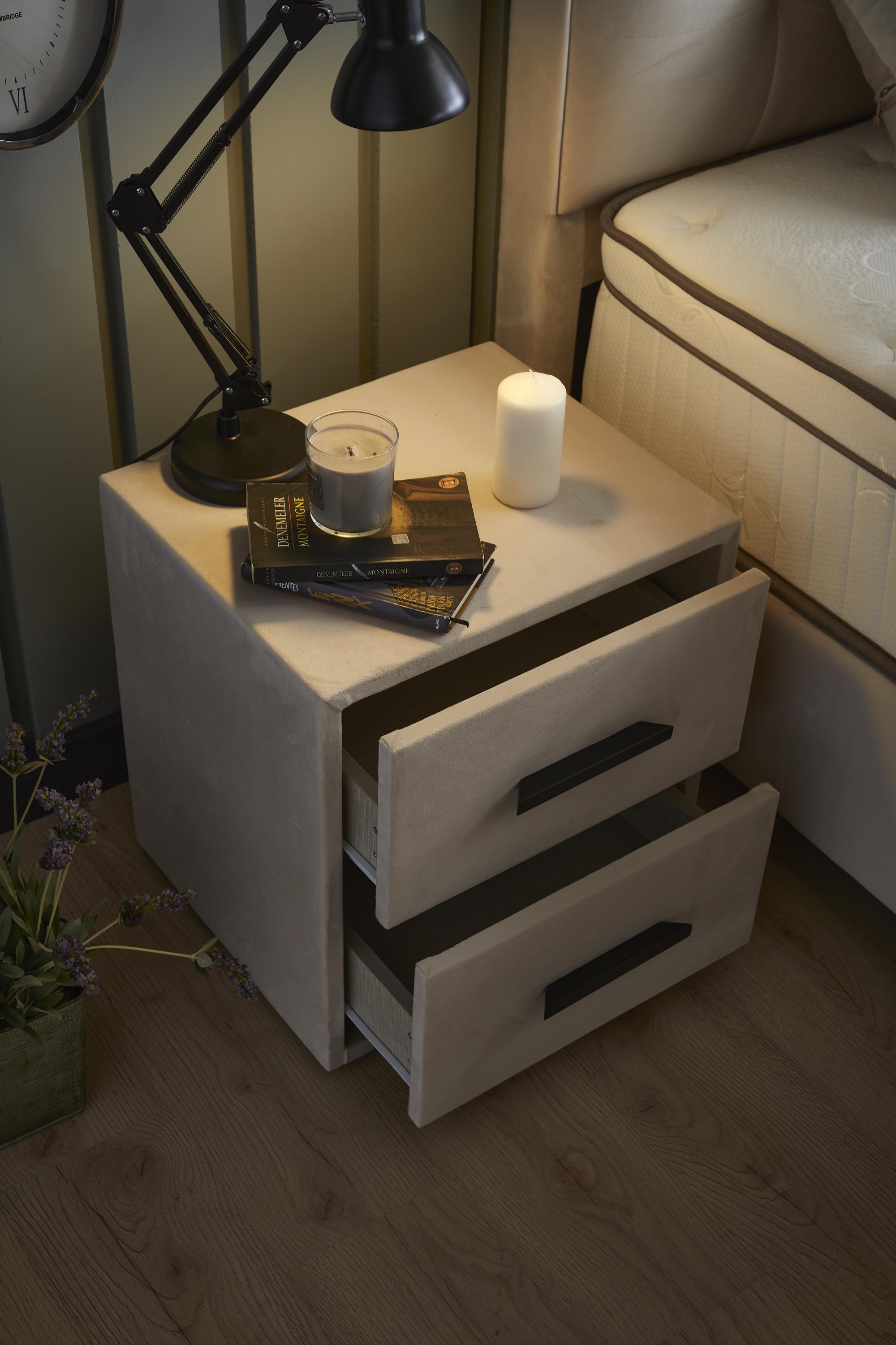 Boxspringbett 'ModeBedd' SkyBedd in Beige mit ergonomischer Matratze und integriertem Stauraum, hervorgehoben durch Coil Pro Balance Spring Technology, Softschaum und innovative Features.