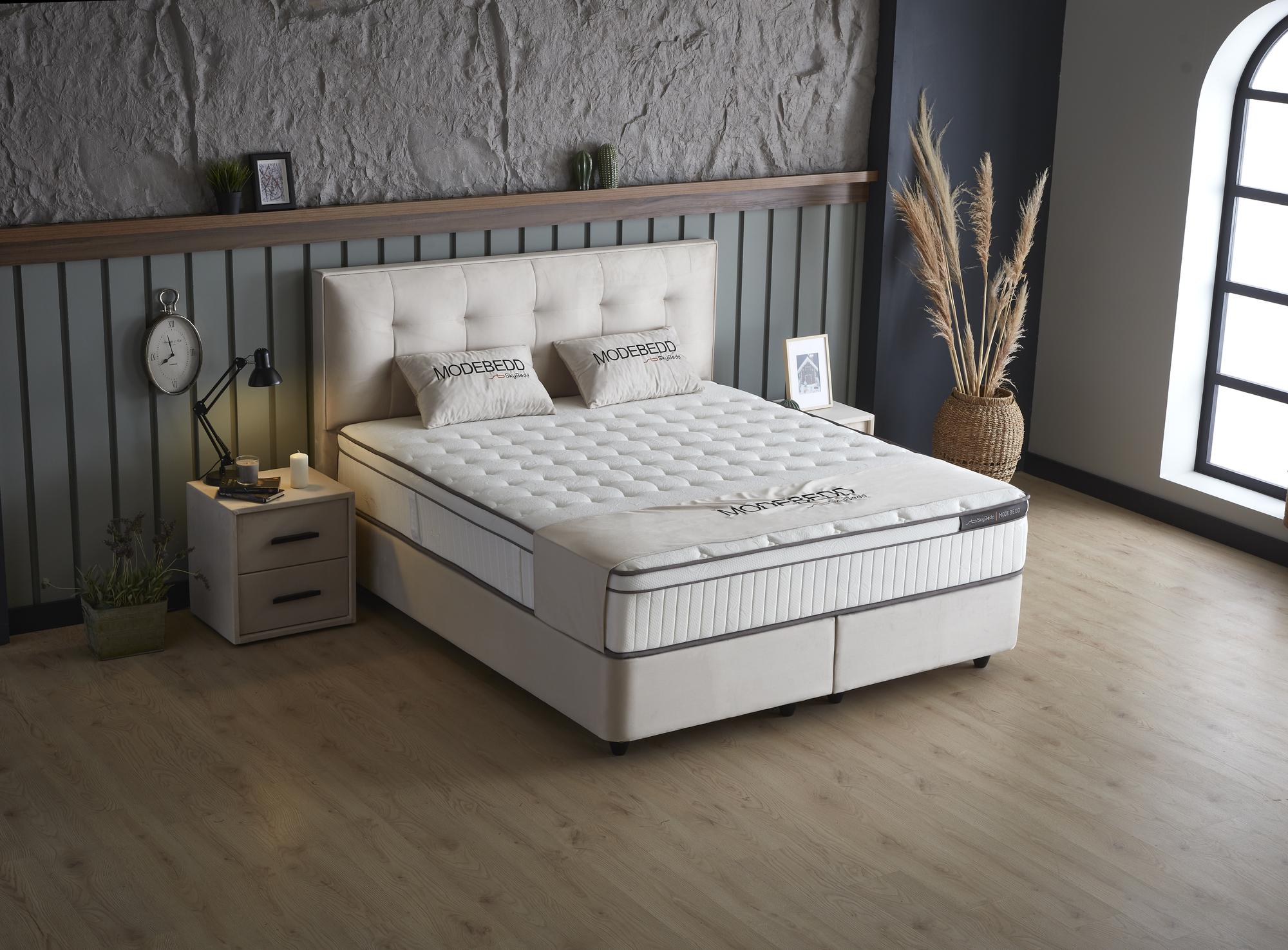 Boxspringbett 'ModeBedd' SkyBedd in Beige mit ergonomischer Matratze, integriertem Stauraum und moderner Federtechnologie, ideal zur Entspannung nach stressigen Tagen.