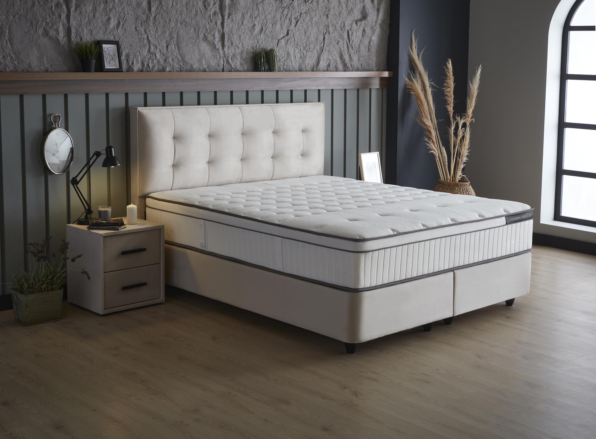Boxspringbett 'ModeBedd' SkyBedd mit ergonomischer Hybridmatratze und integriertem Stauraum, ideal zur Entspannung nach stressigen Tagen. Perfekt für moderne Innenräume.