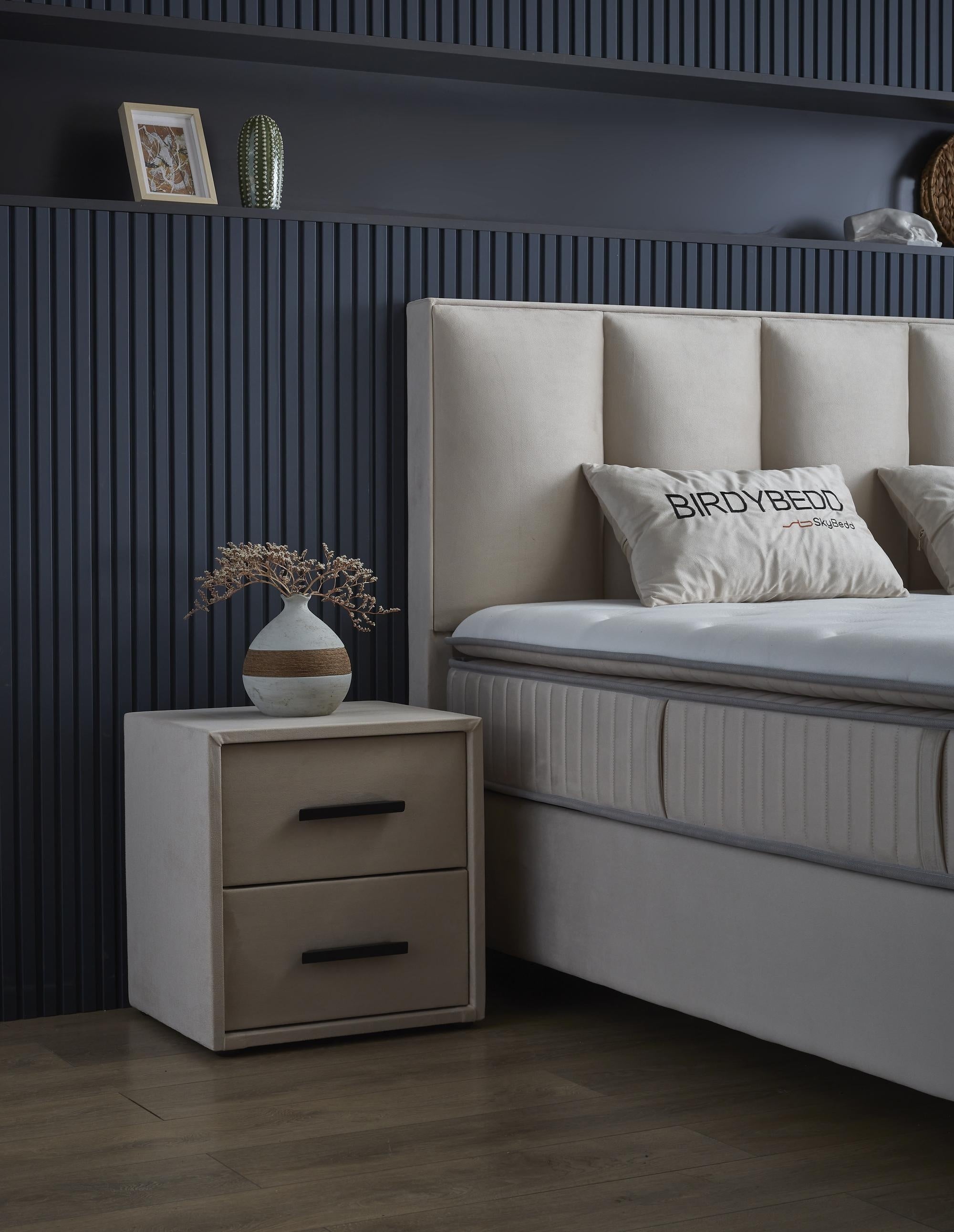 Boxspringbett 'BirdyBedd' SkyBedd in Beige/Creme mit gepolsterter Matratze, integriertem Stauraum und stabilisierendem Anti-Rutsch-Stoff für optimalen Schlafkomfort.