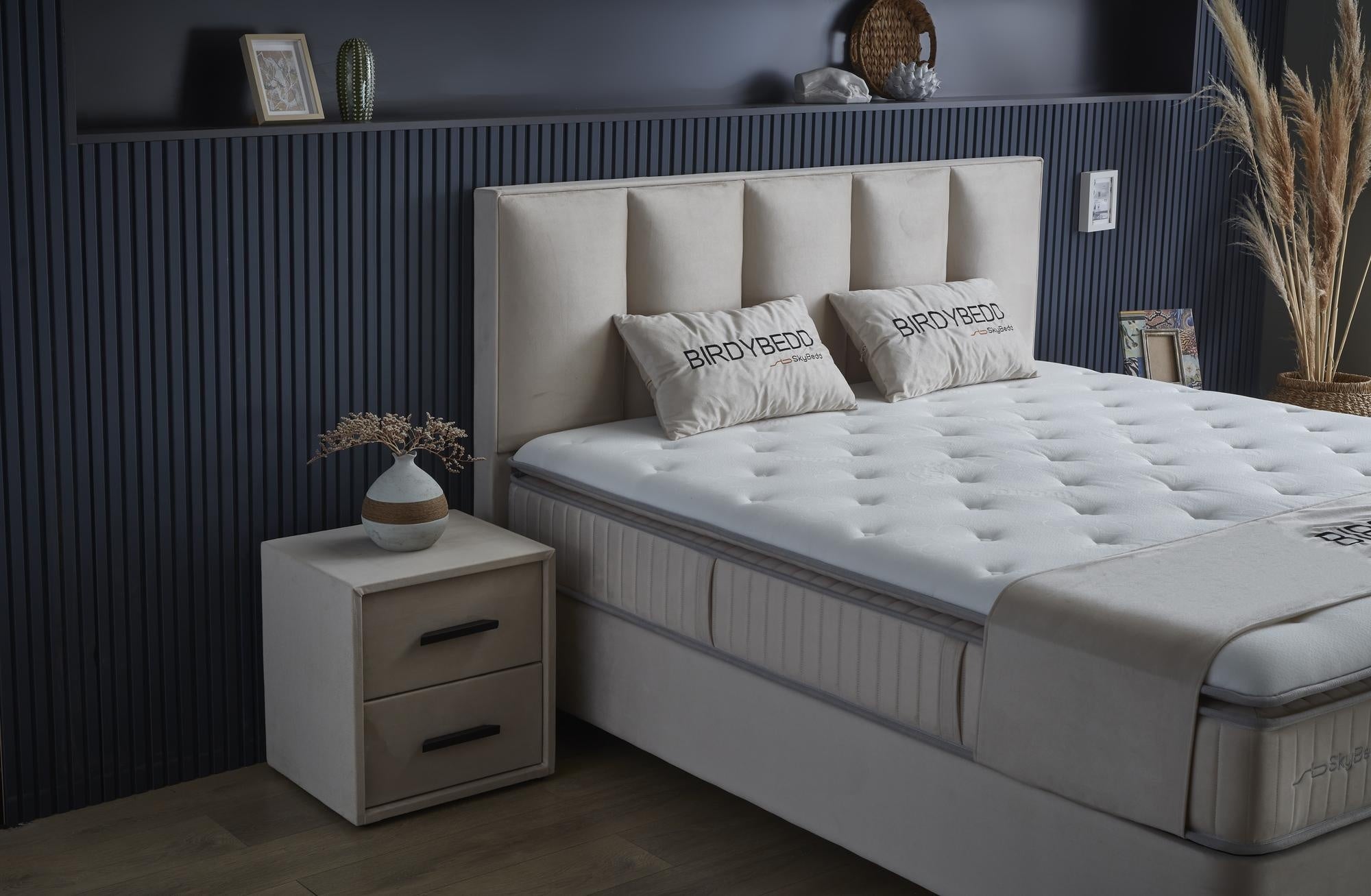 Boxspringbett 'BirdyBedd' mit Matratze und integriertem Stauraum, veranschaulicht durch weiße Kissen, ideal für komfortable und stilvolle Schlafzimmer bei SkyHome24.de.