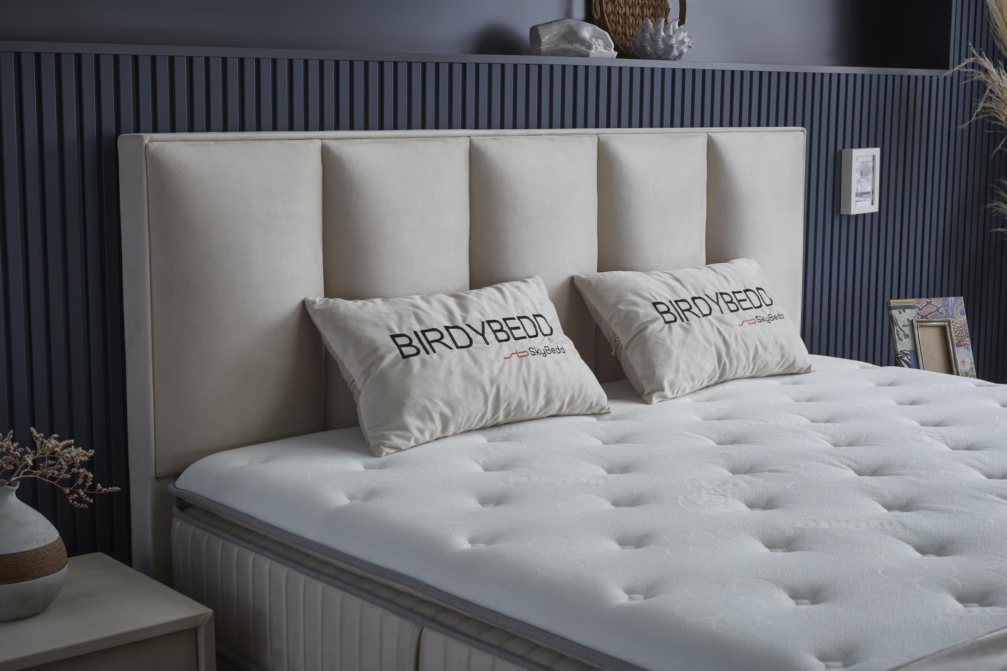 Weiße BirdyBedd-Matratze, Teil der SkyBedd Nordic Serie, zeigt gepolsterte Struktur für Komfort, verfügbar bei SkyHome24.de als günstige Boxspringbett-Option.