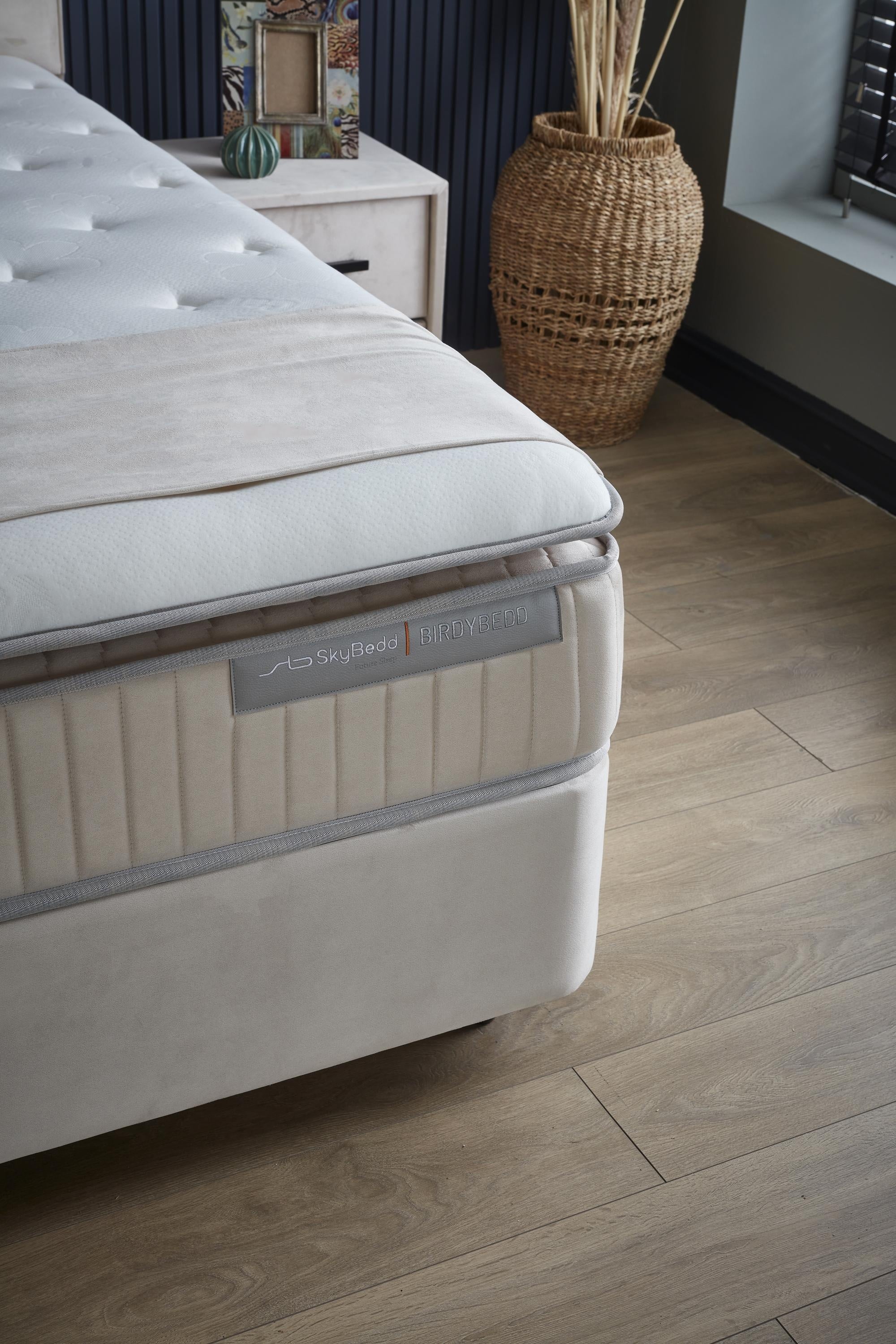 Boxspringbett 'BirdyBedd' SkyBedd mit Hybridmatratze, extra weich und orthopädisch, auf Holzboden, stabilisiert durch Anti-Rutsch-Stoff, bietet komfortablen Schlaf.
