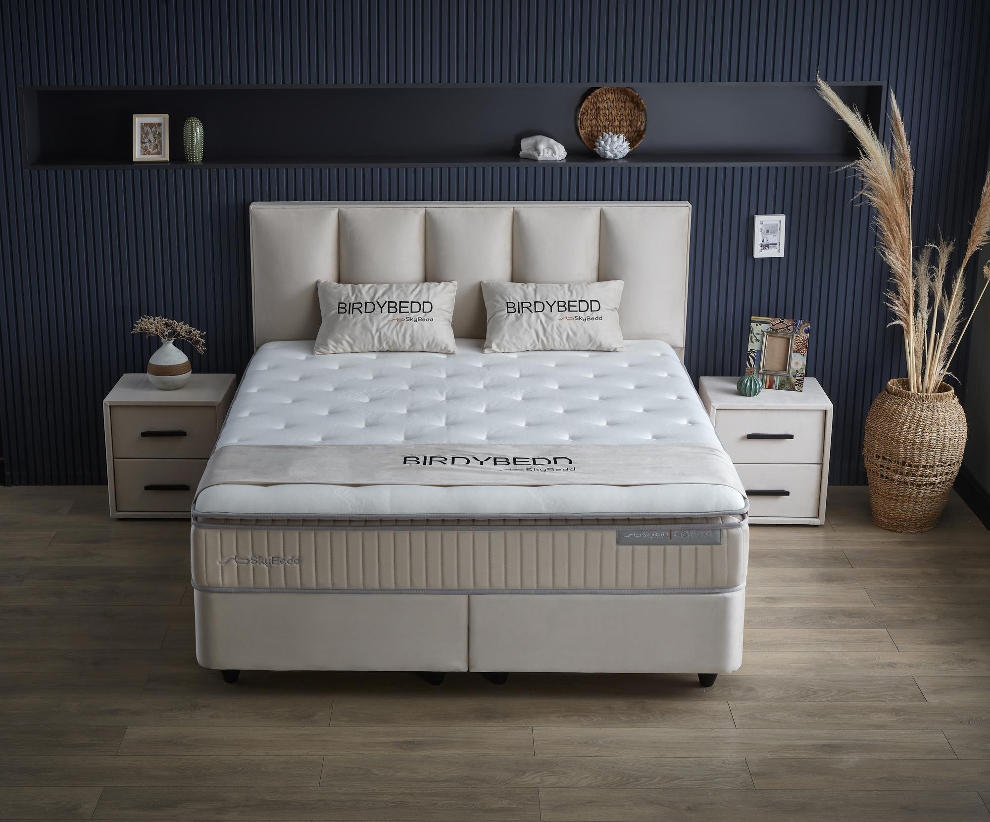 Boxspringbett 'BirdyBedd' SkyBedd in Beige/Creme mit integrierter Matratze und Stauraum, präsentiert Komfort und Funktionalität durch gepolsterte Struktur und Anti-Rutsch-Stoff.