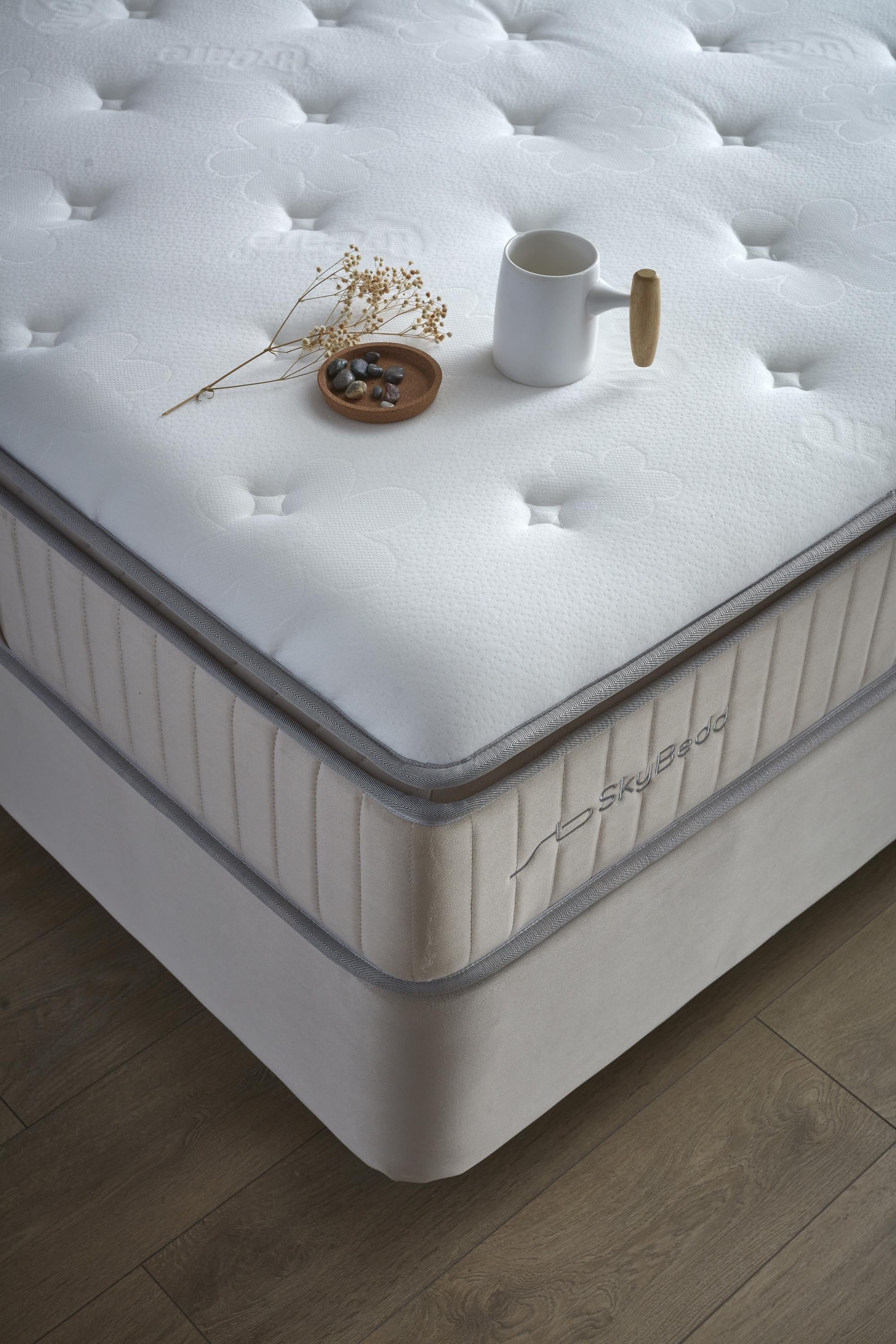 Boxspringbett 'BirdyBedd' SkyBedd mit extra weicher Matratze und integriertem Stauraum, bietet orthopädische Unterstützung und Anti-Rutsch-Stabilität.
