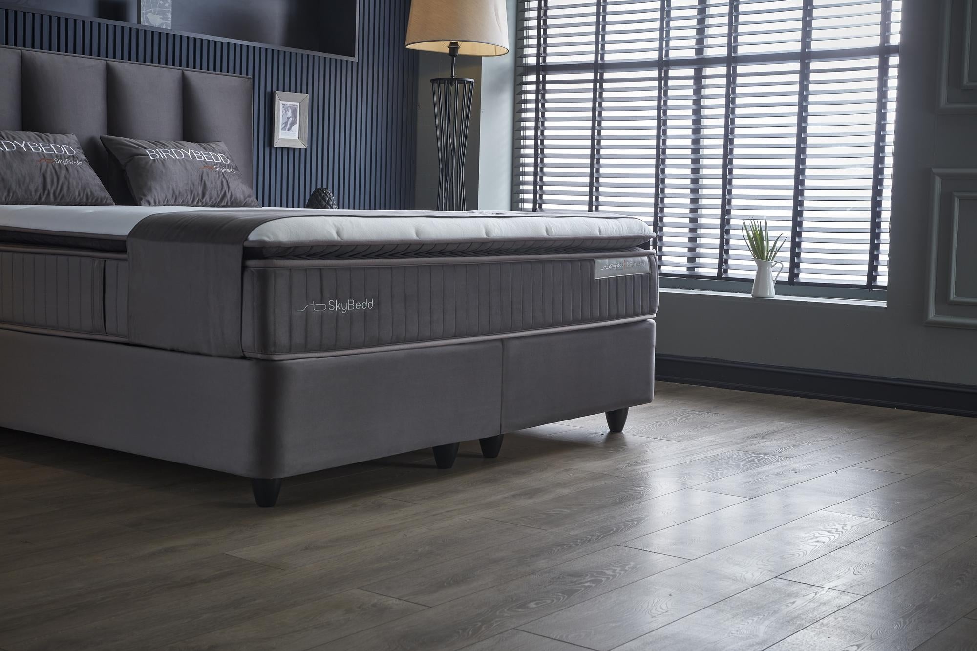 Boxspringbett BirdyBedd SkyBedd mit gepolsterter Matratze und integriertem Stauraum; präsentiert in einem stilvollen Interieur, unterstreicht den Komfort der SkyHome24.de Kollektion.