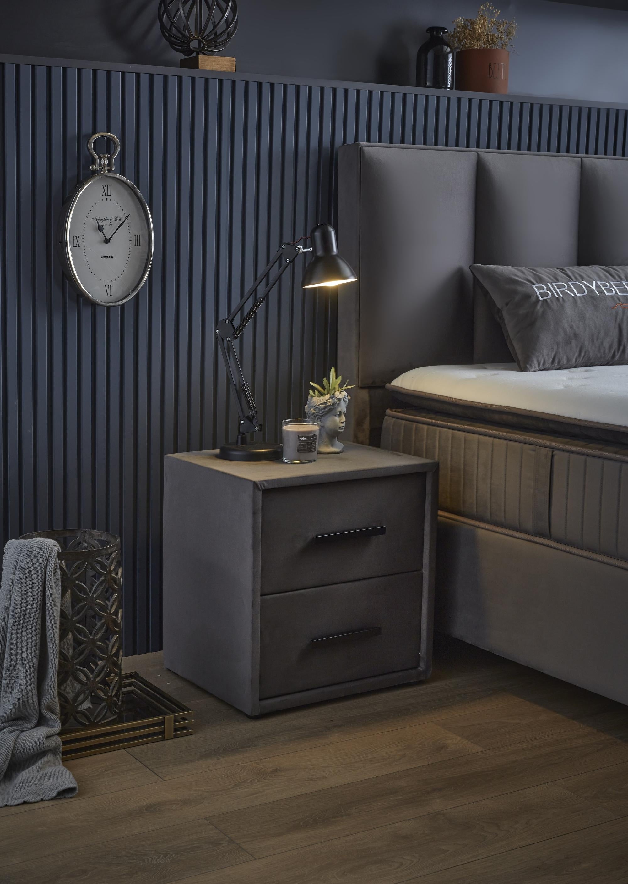 Boxspringbett 'BirdyBedd' SkyBedd in Grau/Anthrazit mit gepolsterter Matratze und integriertem Stauraum, zeigt den Komfort und die Funktionalität der SkyHome24.de Kollektion.
