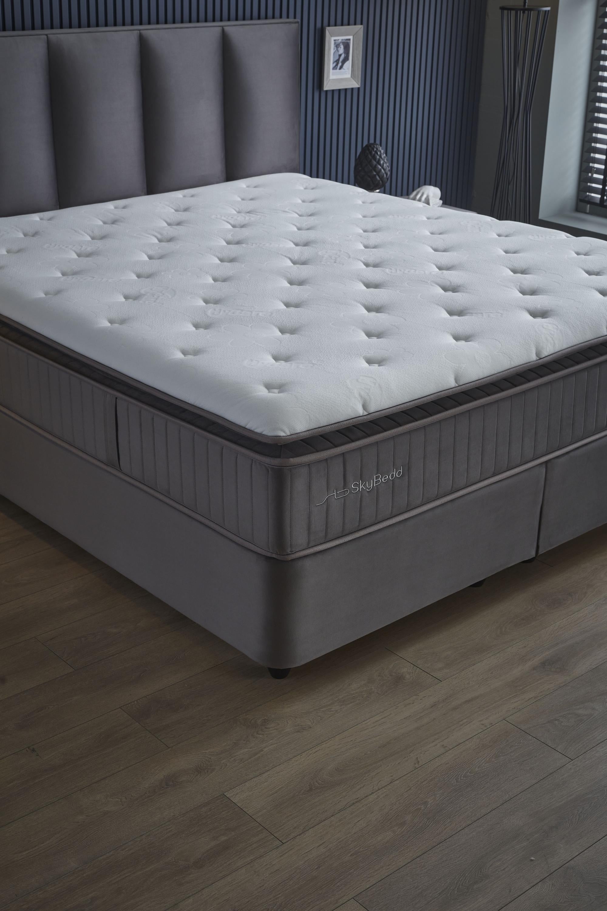 BirdyBedd Matratze auf einem Boxspringbett, betont durch ihre gepolsterte Struktur und orthopädischen Komfort, erhältlich bei SkyHome24.de zu günstigen Preisen.
