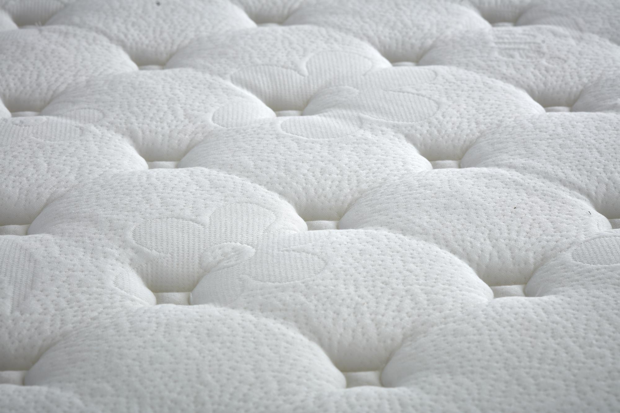 ModeBedd Matratze mit Coil Pro Balance Spring Technology, ideal für Boxspringbetten bei SkyHome24.de, bietet ergonomischen Komfort und lindert tägliche Müdigkeit.