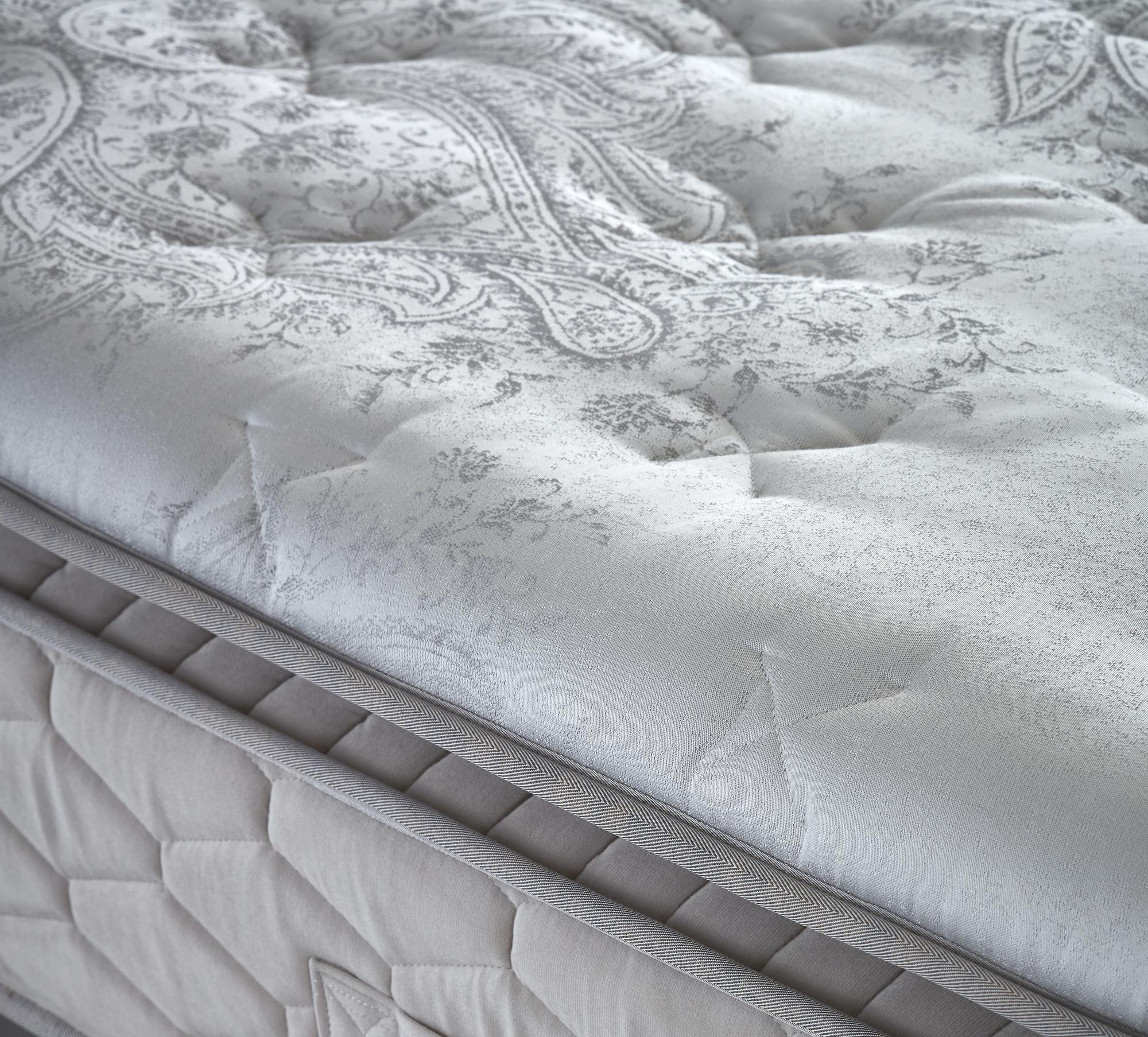 DolceBedd Matratze Nahaufnahme, ergonomisch und komfortabel, ideal für kühlen Schlaf im Boxspringbett, erhältlich bei SkyHome24.de zu günstigen Preisen.
