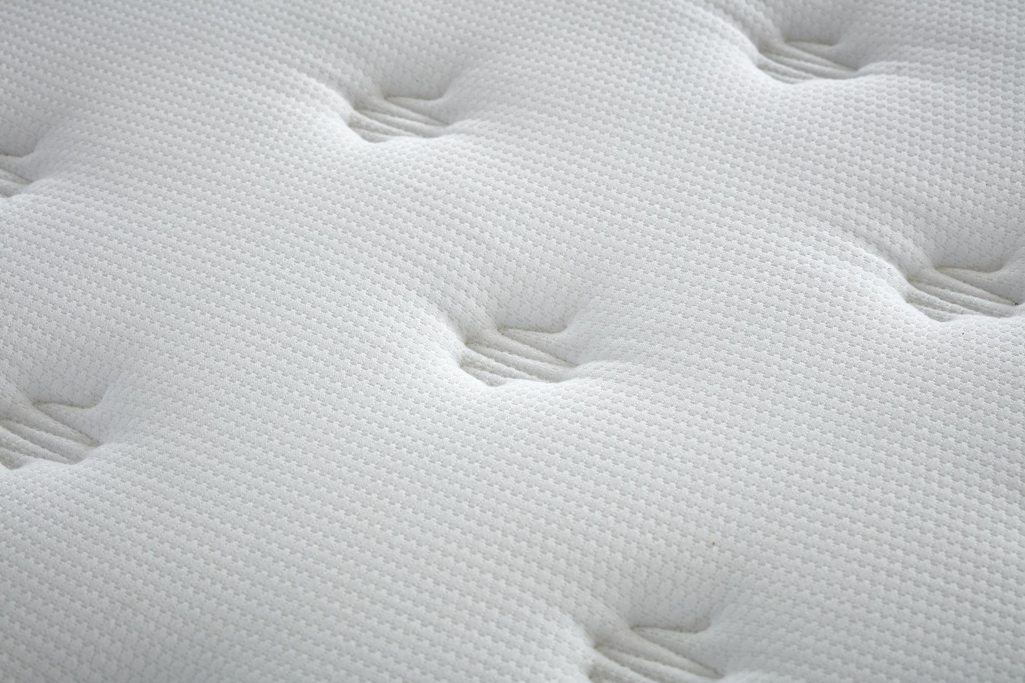 Nahaufnahme der WoollyBedd Matratze, eine Hybridmatratze mit Base Coil Pro Balance-Technologie, erhältlich bei SkyHome24.de, ideal für Boxspringbetten, stilvoll und günstig.