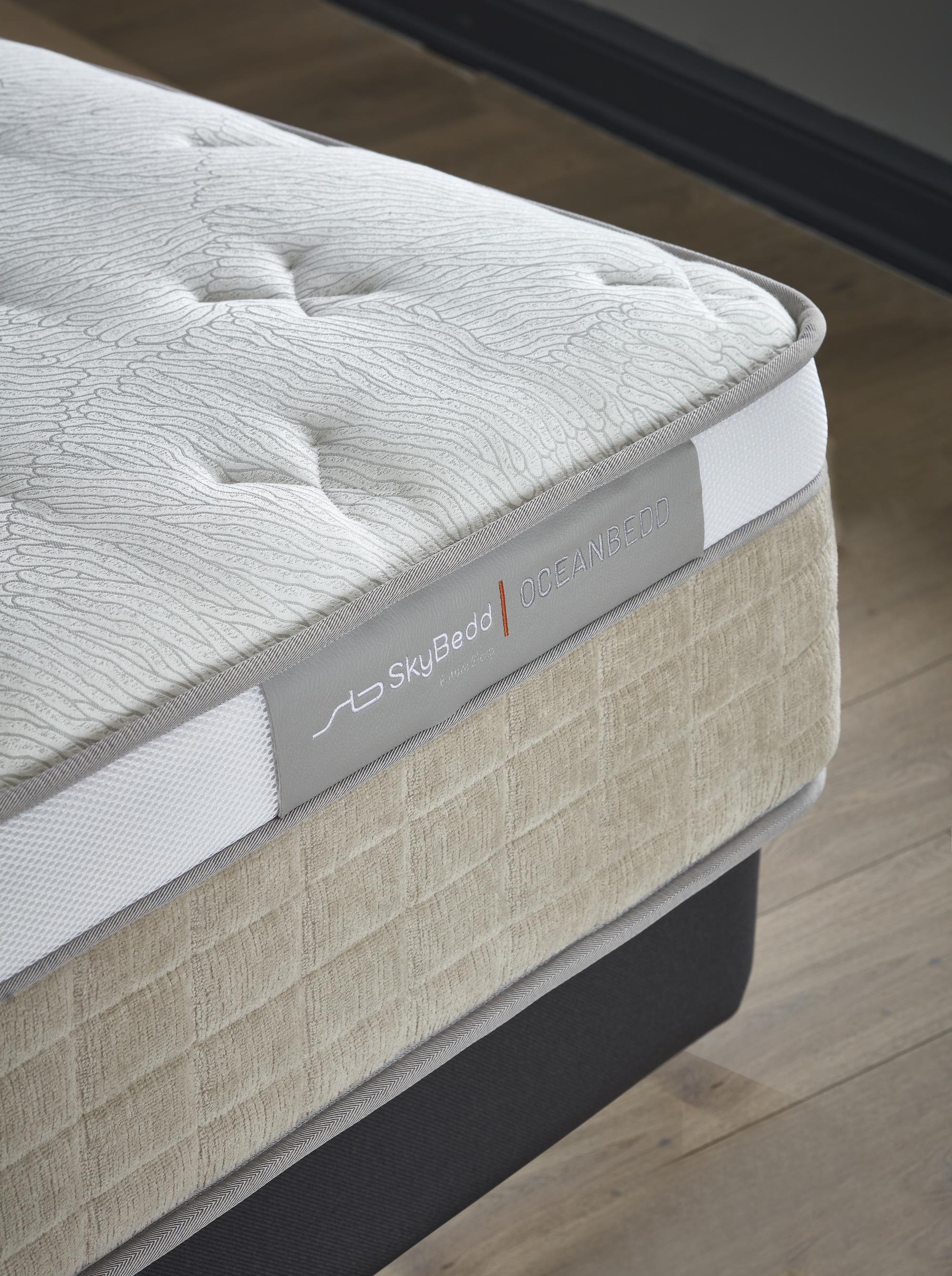 Boxspringbett 'OceanBedd' mit atmungsaktiver Matratze, reduziert Feuchtigkeit und bietet Stauraum. Erhältlich bei SkyHome24.de, bekannt für günstige Boxspringbetten.