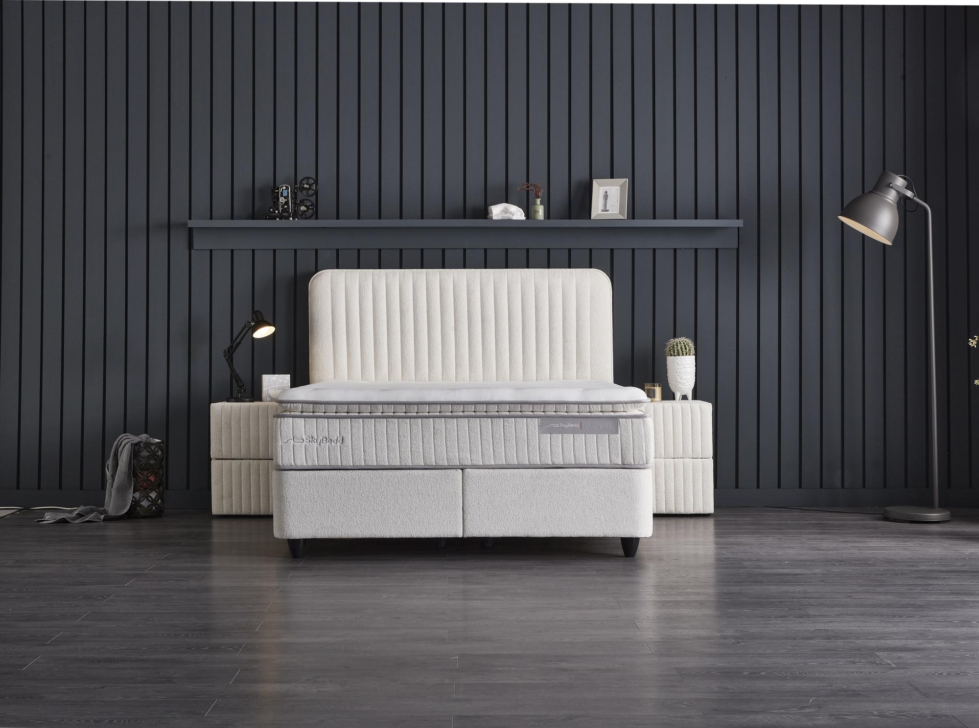 Boxspringbett 'BridaBedd' mit integrierter Matratze und Stauraum, in einem stilvollen Raum präsentiert, erhältlich bei SkyHome24.de zu günstigen Preisen.