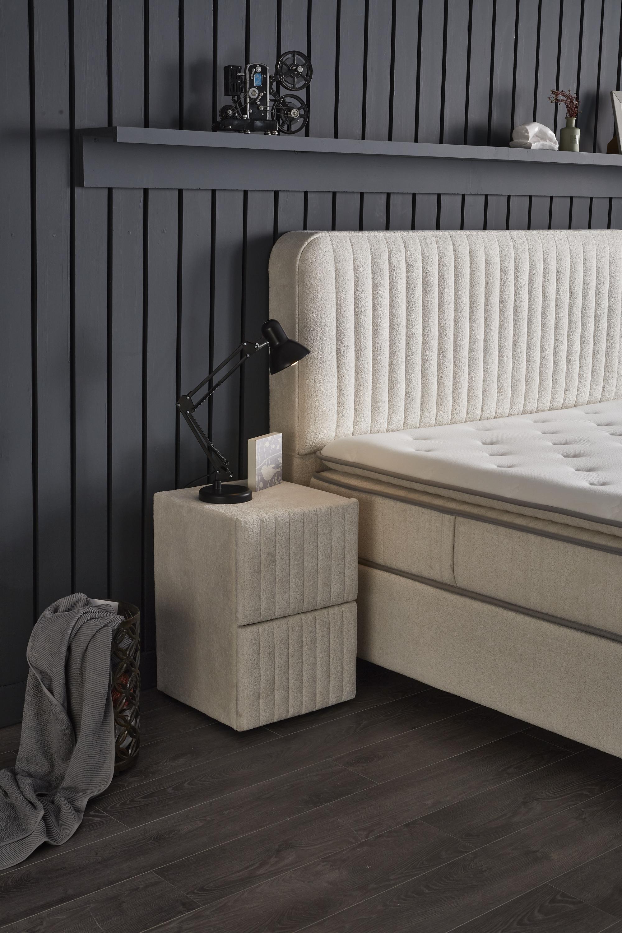 Boxspringbett 'BridaBedd' von SkyHome24.de mit integrierter Matratze, modernem Design und Stauraum, ideal für komfortablen Schlaf zu einem günstigen Preis.