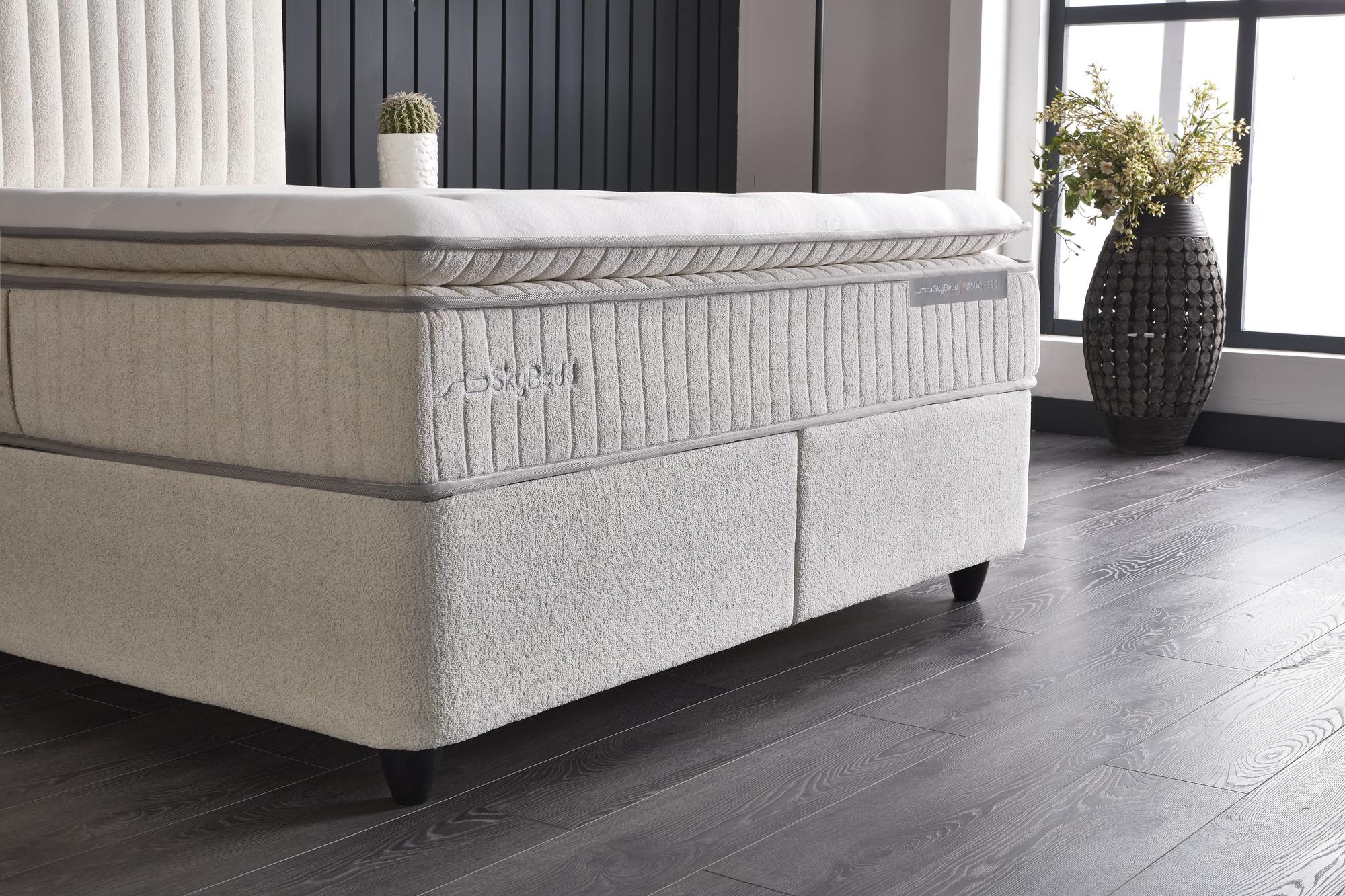 Boxspringbett 'BridaBedd' von SkyHome24.de mit integrierter Matratze und Stauraum, vereint modernen Komfort und Funktionalität, ideal für einen günstigen, erholsamen Schlaf.