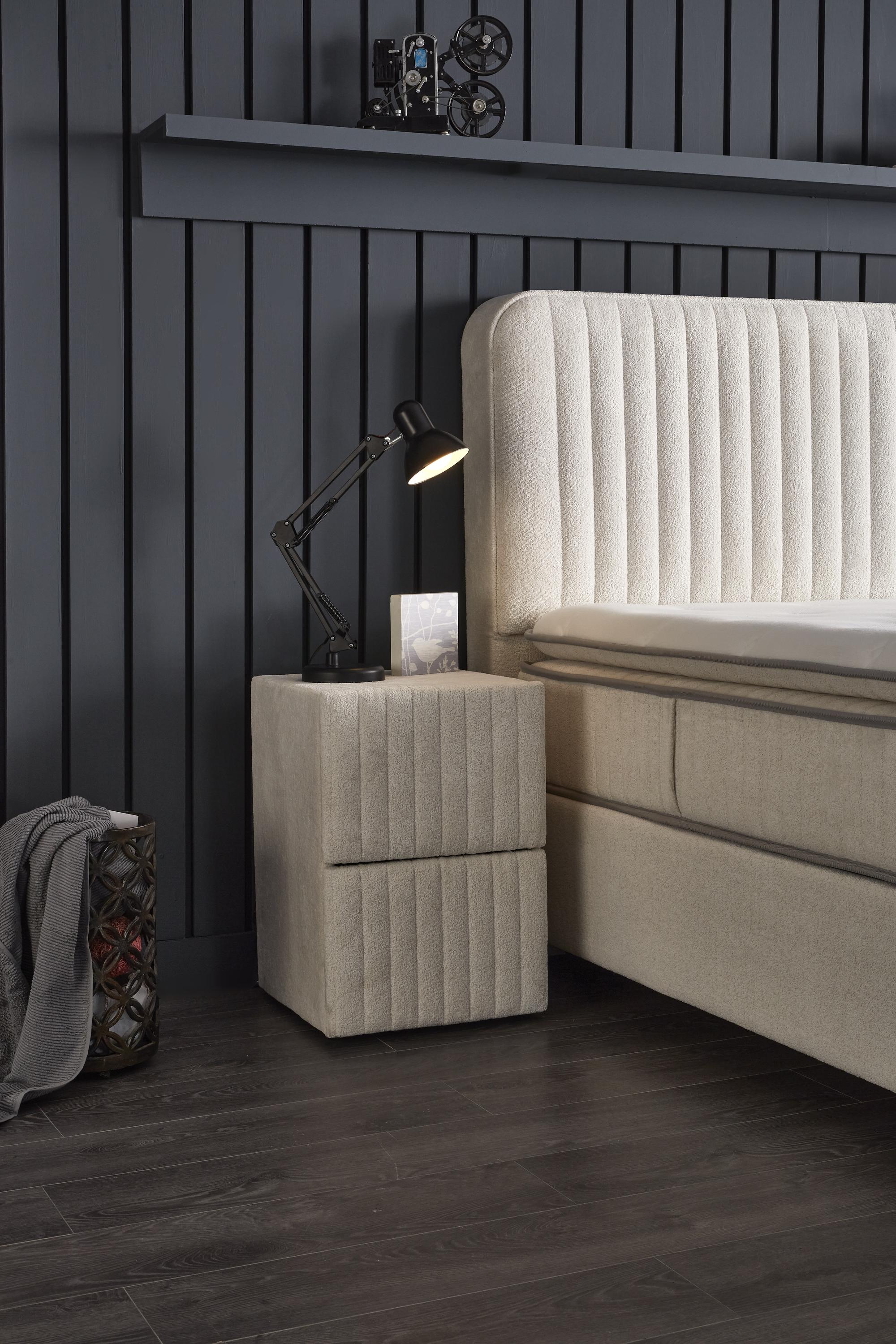 Boxspringbett 'BridaBedd' von SkyHome24.de mit Matratze und Stauraum, ideal für komfortablen Schlaf und modernes Design, erhältlich zu günstigen Preisen.
