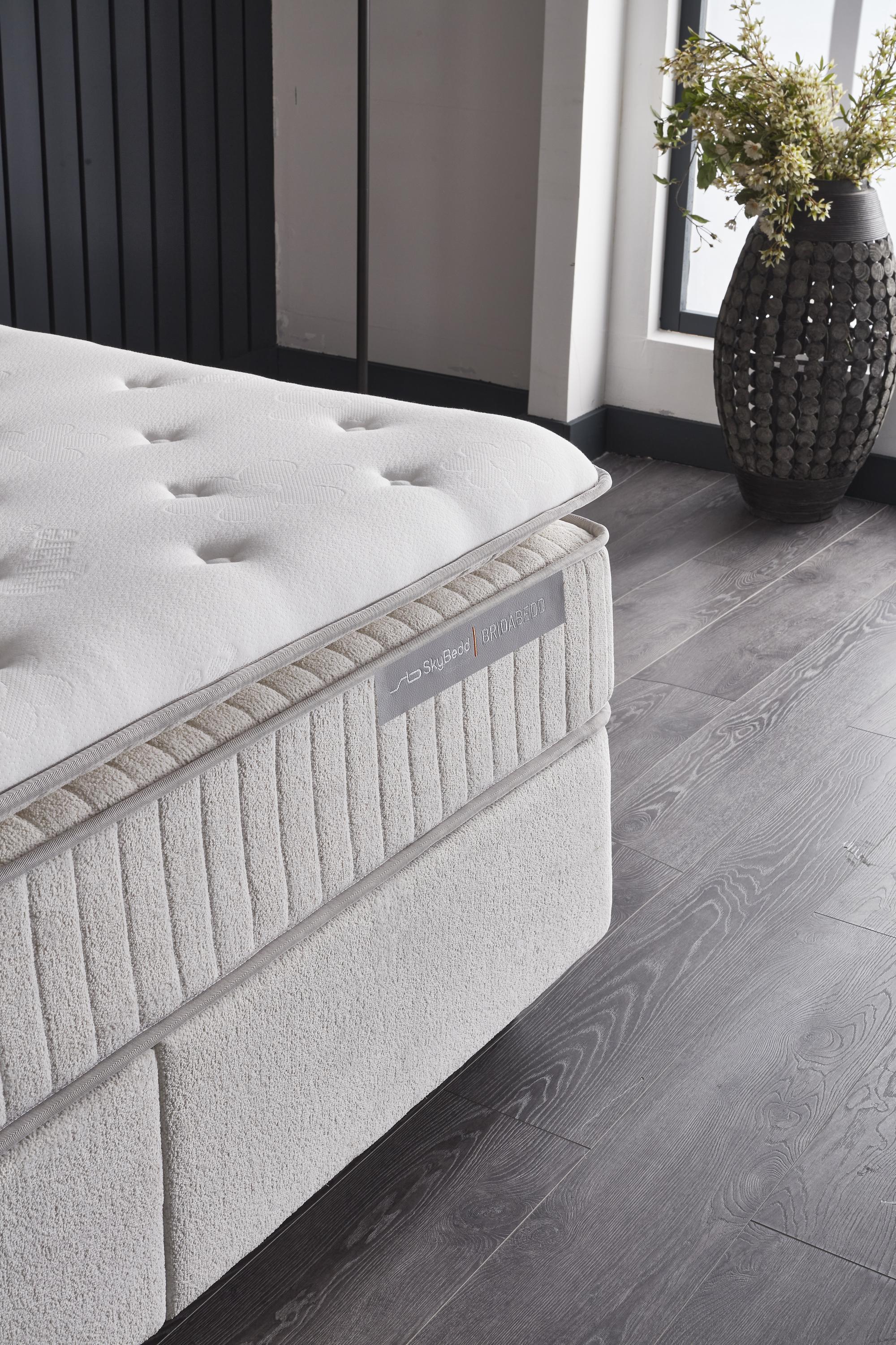 Boxspringbett 'BridaBedd' von SkyHome24.de mit Matratze und integriertem Stauraum, Detailansicht der Matratzenoberfläche, ideal für günstigen, komfortablen Schlaf.