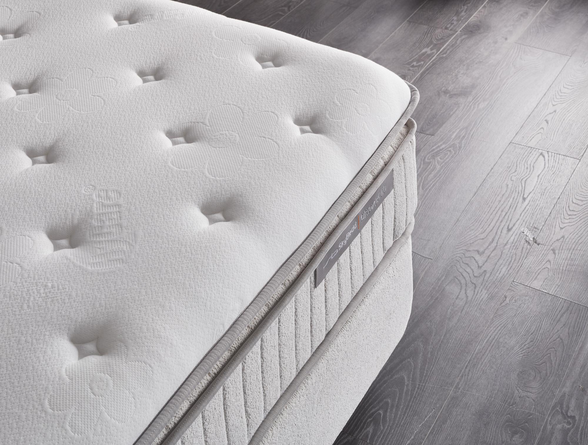 Boxspringbett 'BridaBedd' SkyBedd auf Holzboden, bekannt für günstige Qualität bei SkyHome24.de, mit integrierter Matratze und Stauraum, bietet harmonischen Schlafkomfort.