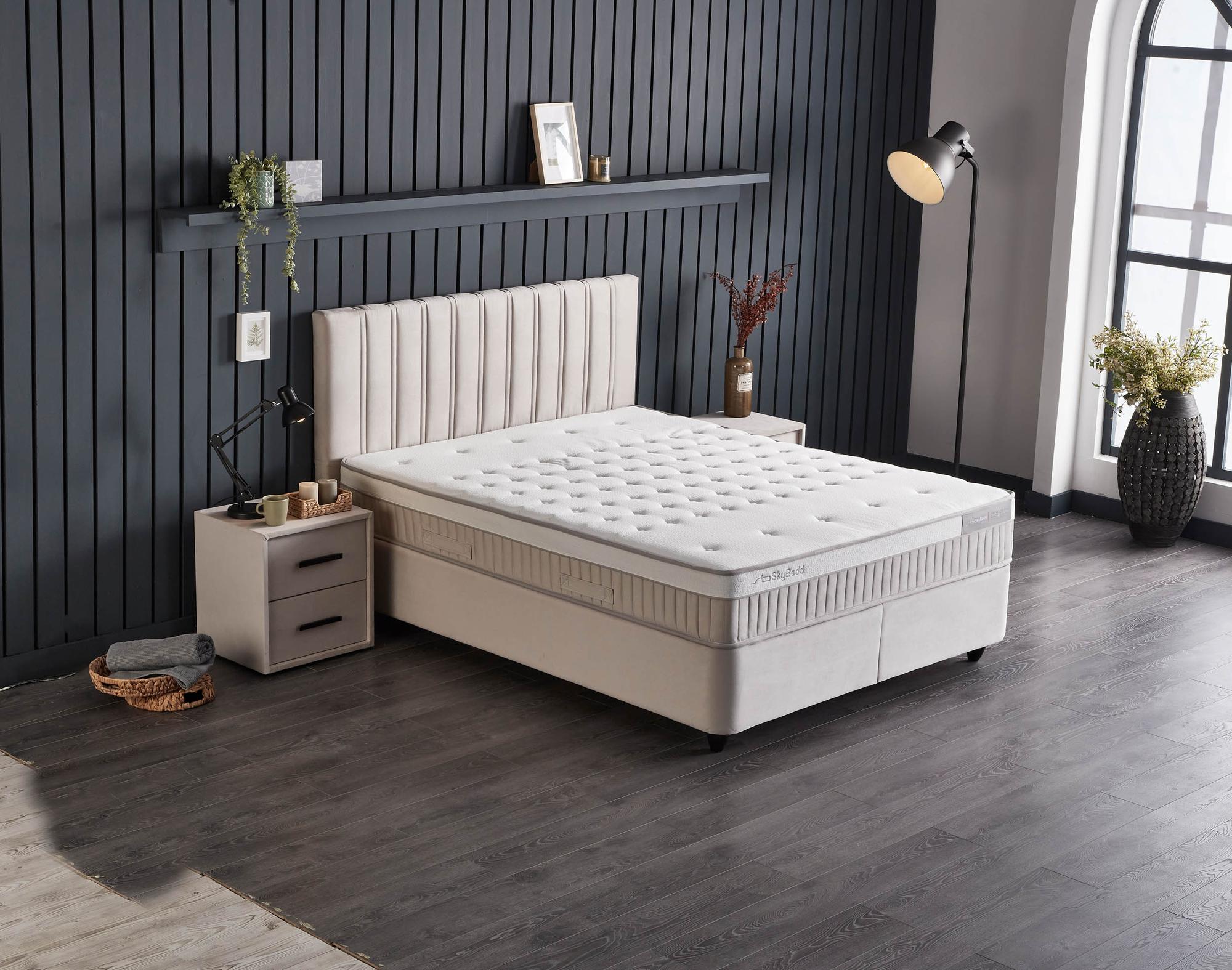 Boxspringbett CostaBedd SkyBedd mit Matratze und integriertem Stauraum, nahe Aufnahme zeigt elegante Details, repräsentiert günstige Qualität von SkyHome24.de.